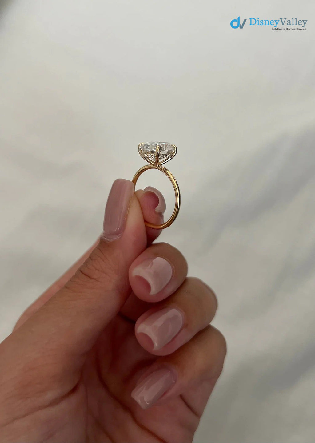 Ovaler Moissanit-Verlobungsring mit verstecktem Halo