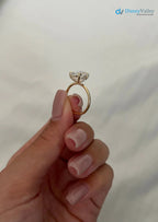 Ovaler Moissanit-Verlobungsring mit verstecktem Halo