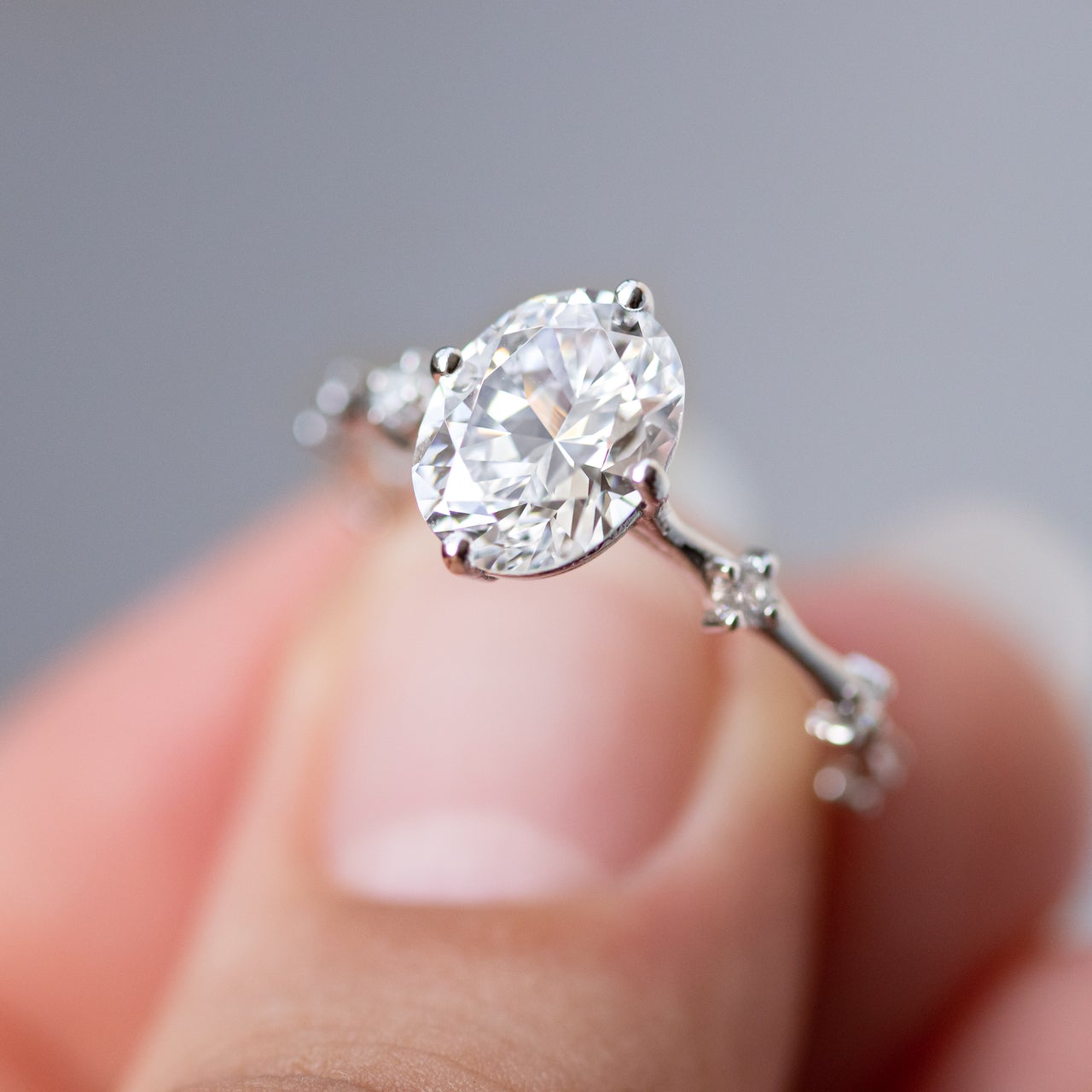 1.93 CT Oval Cut Moissanite Dainty Style Engagement Ring Immagine principale del prodotto