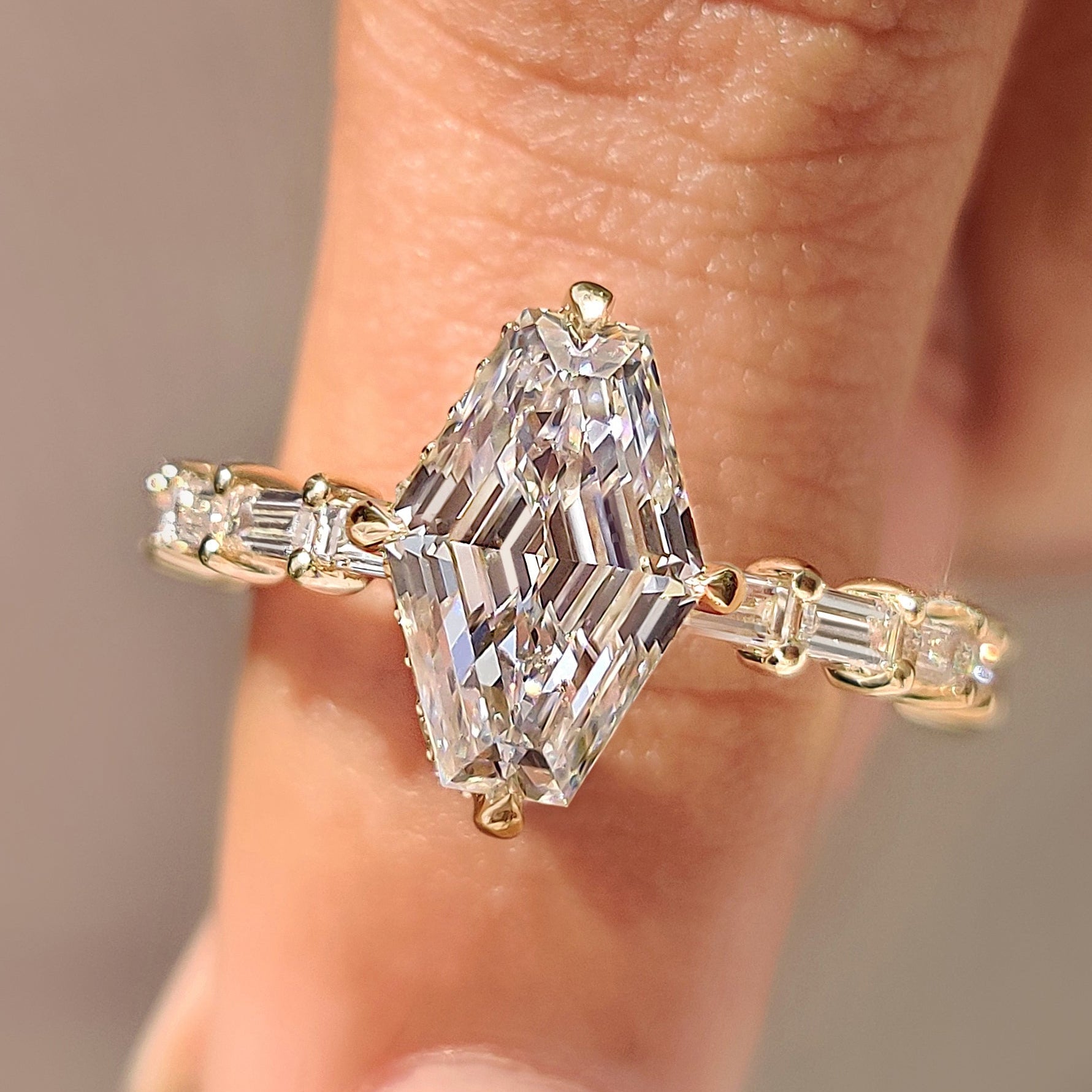 Squashed Hexagon Step Cut Ring with Baguette Cut Pave Band Hauptbild