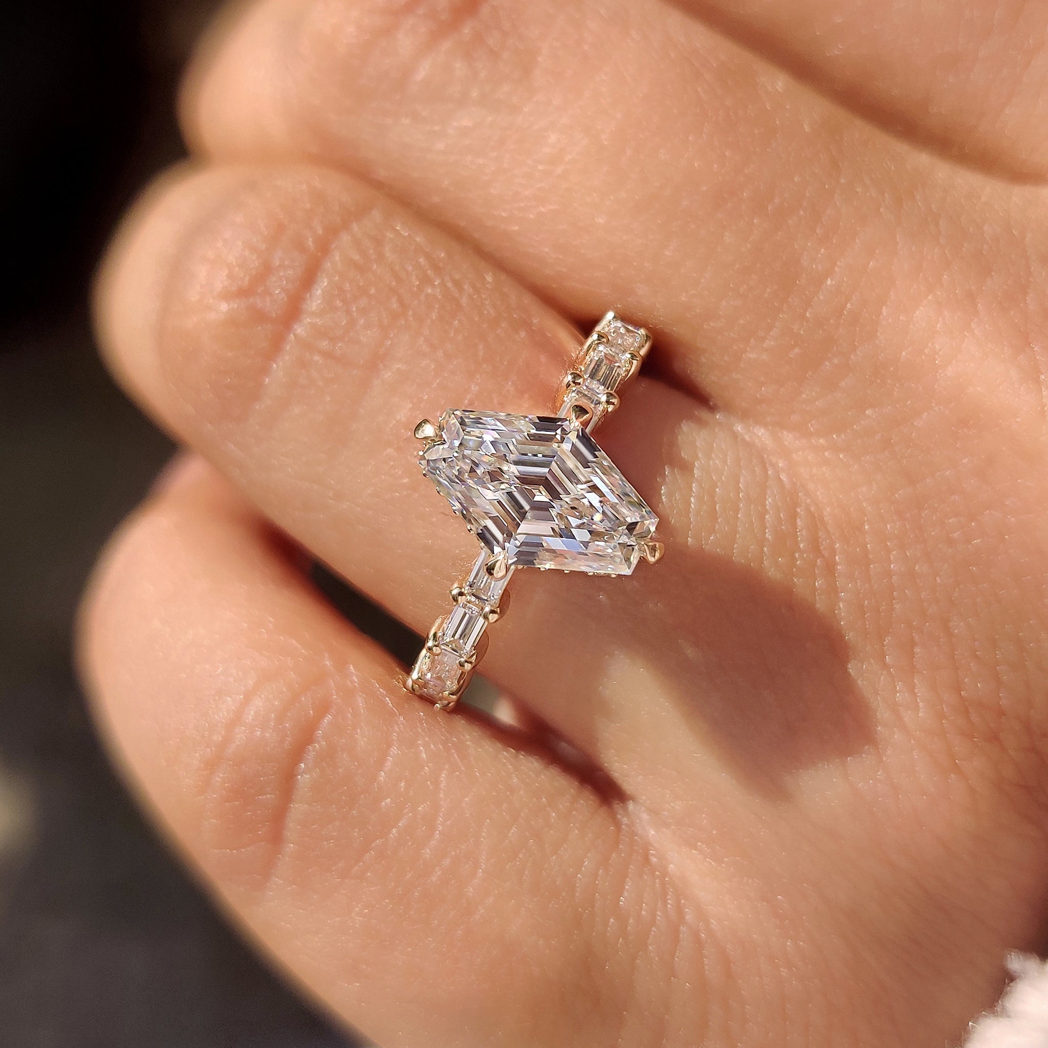 Squashed Hexagon Step Cut Ring with Baguette Cut Pave Band Zweitbild