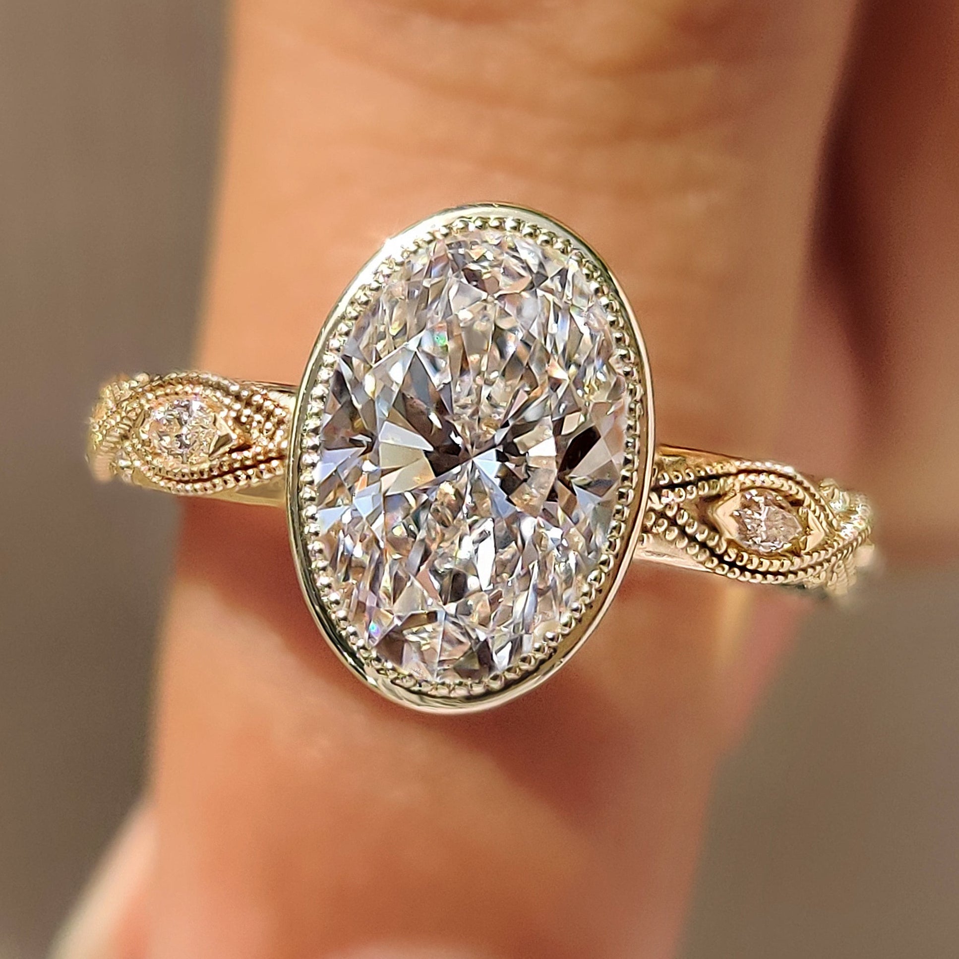 Oval Bezel Engagement Ring with Milgrain Imagen principal del producto