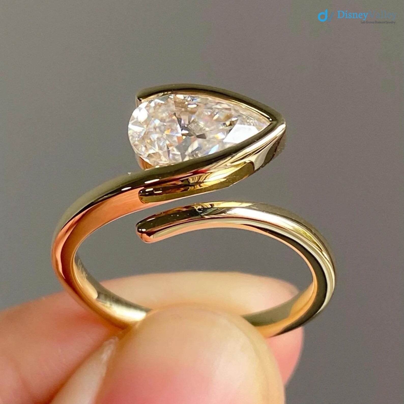 Bypass Lab Diamond Ring Half Bezel Set Ring East West Pear Diamond Ring - DisneyValley  Image principale du produit