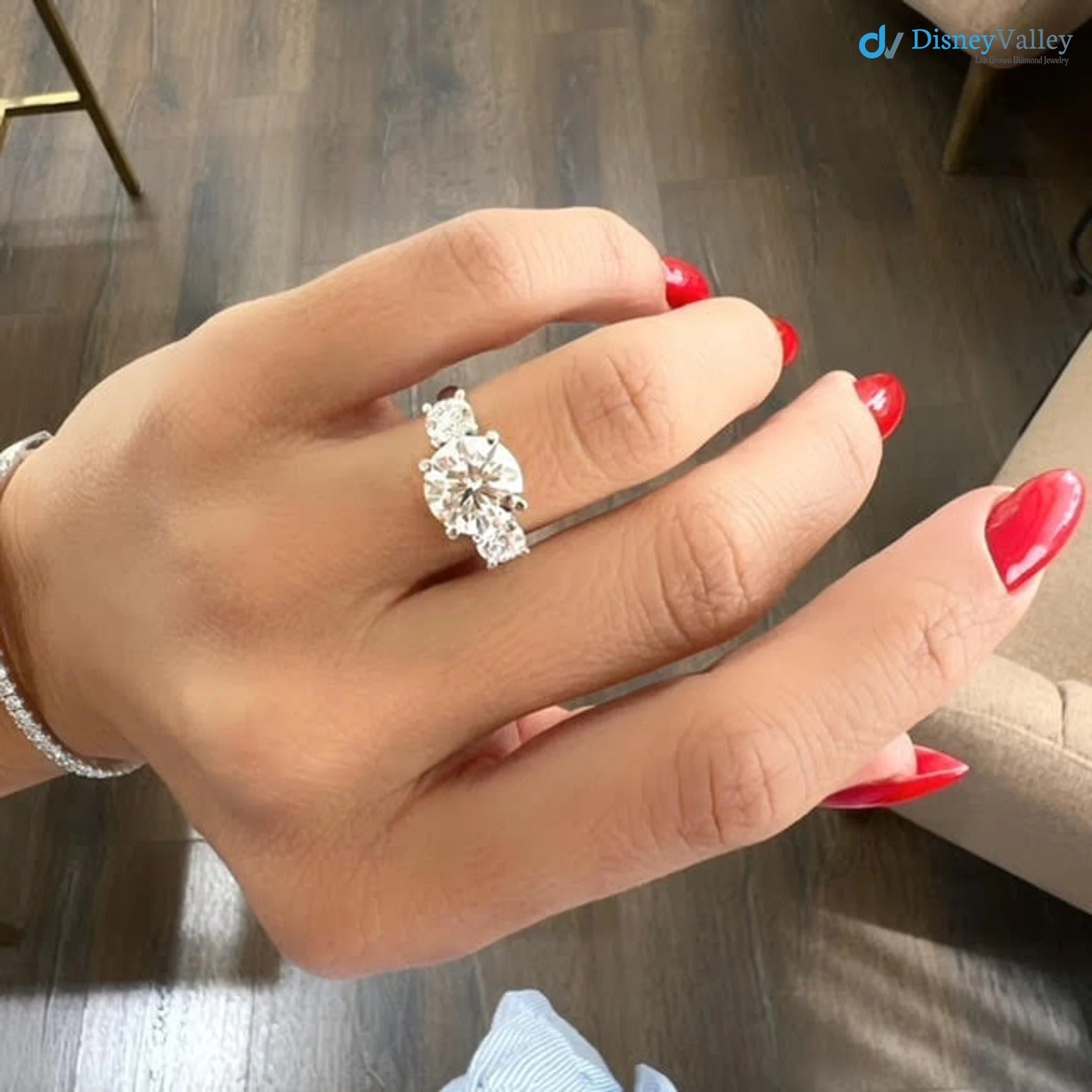 Big Breathtaking 3.5 Carat E/VS1 IGI Certified Diamond three stone Engagement Ring - DisneyValley  Hauptbild