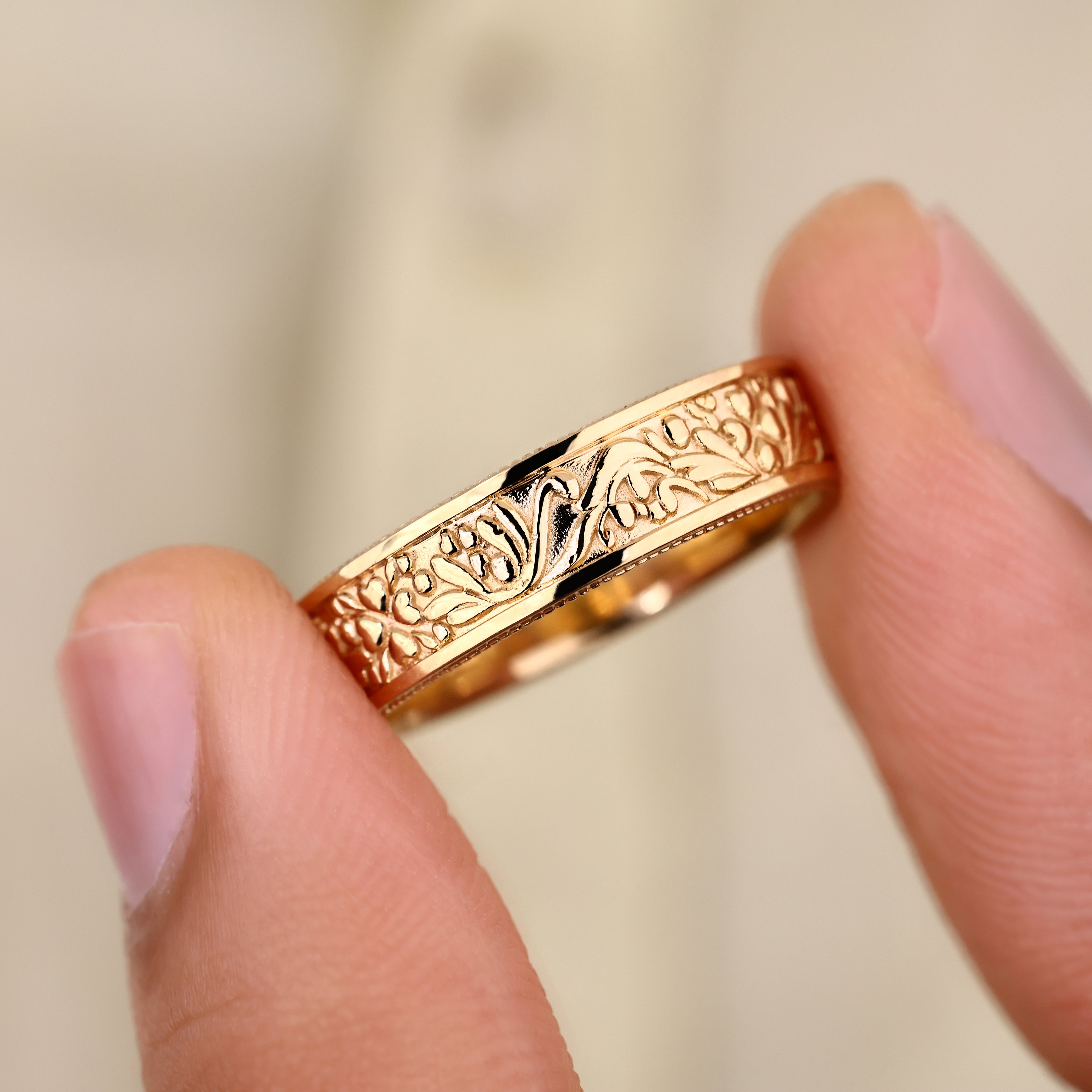 Comfort Fit Mens Wedding Band In Vintage Style Secondary image