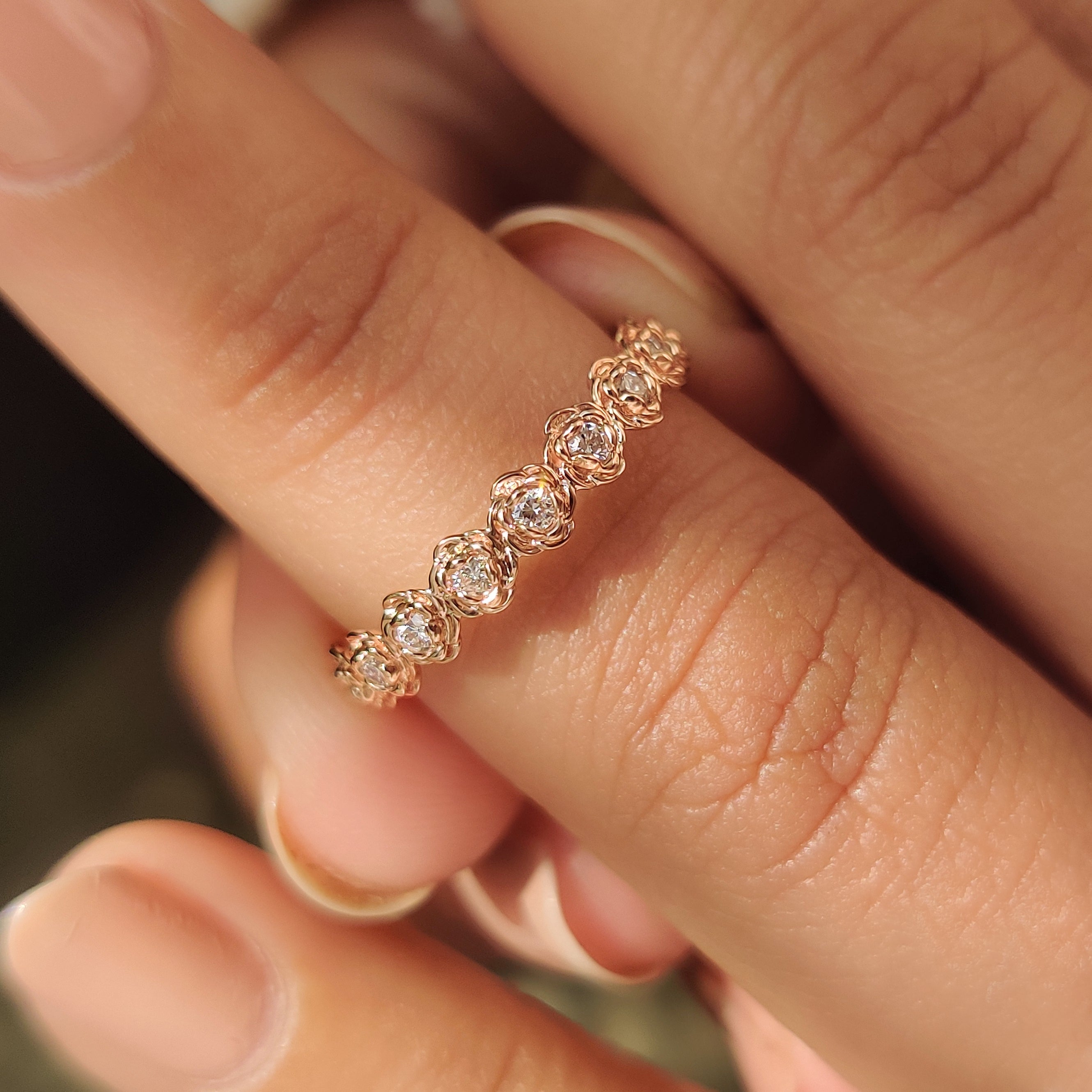 Round Diamond Nature Inspired Wedding Band in Flower Design Image secondaire du produit