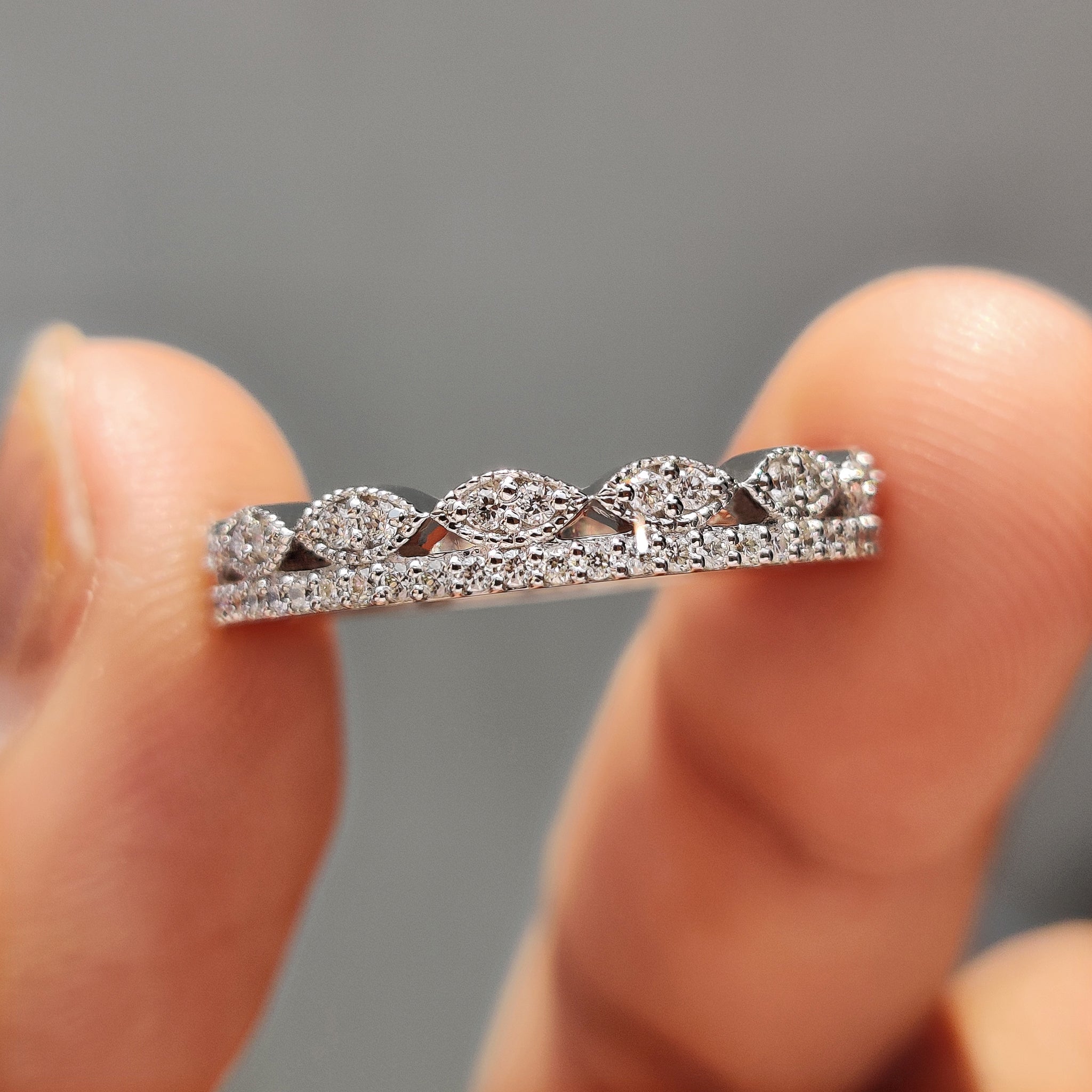 Double Row Diamond Band with Round Cut Sparkle Imagen principal del producto