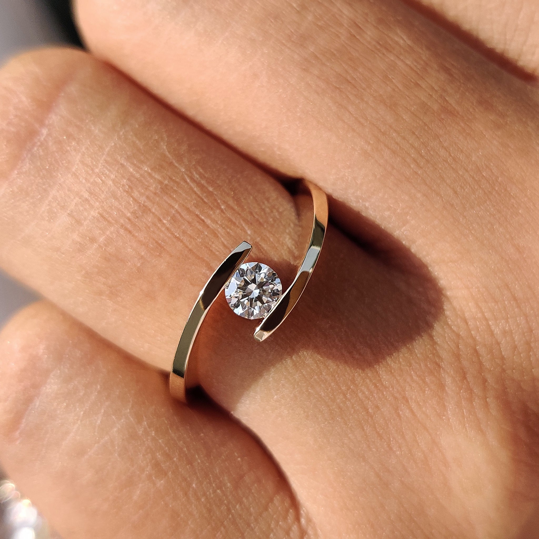 Bypass Diamond Ring In Round Cut Solitaire Design Main image