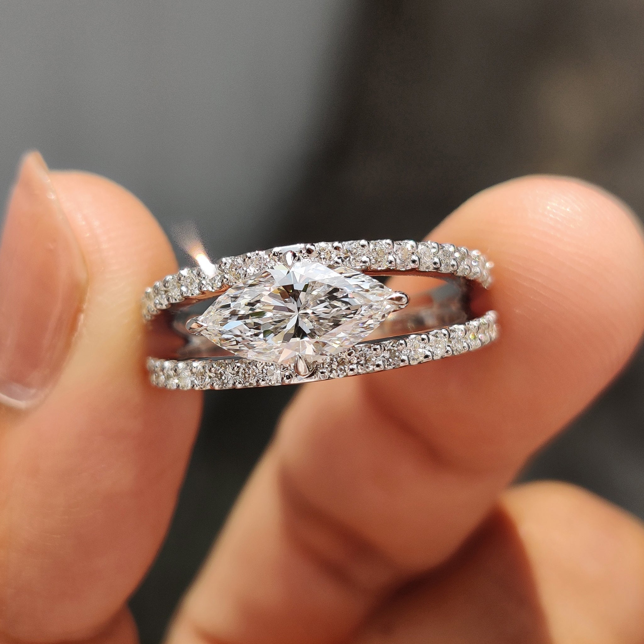 East West Marquise Engagement Ring In Split Shank Style Immagine principale del prodotto