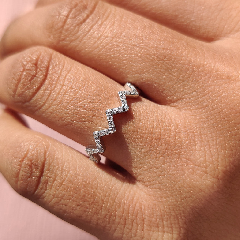 Zig Zag Band Featuring Round Cut Diamond