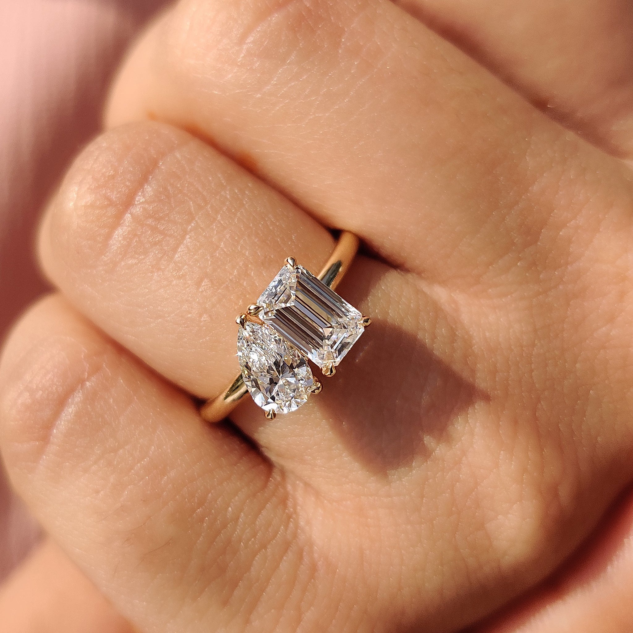 Emerald And Pear Engagement Ring In Toi Et Moi Style Immagine secondaria del prodotto