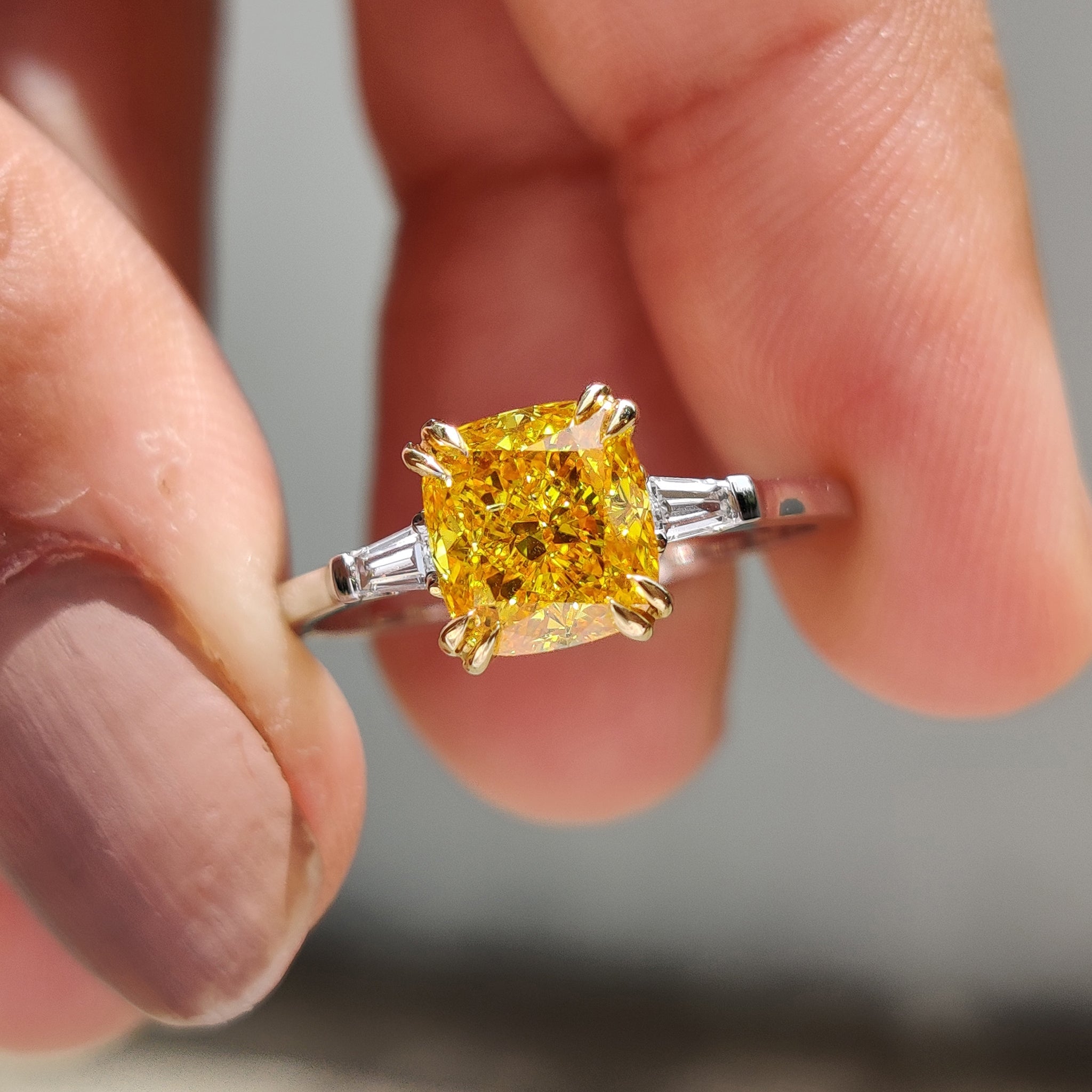 3 Stone Diamond Engagement Ring With Cushion & Baguette Imagen principal del producto