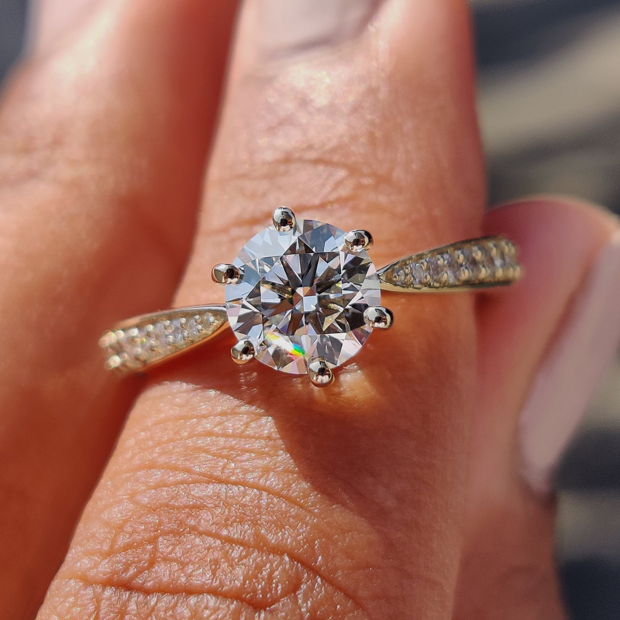 Round Cut Engagement Ring with Tapered Pave Setting Immagine principale del prodotto
