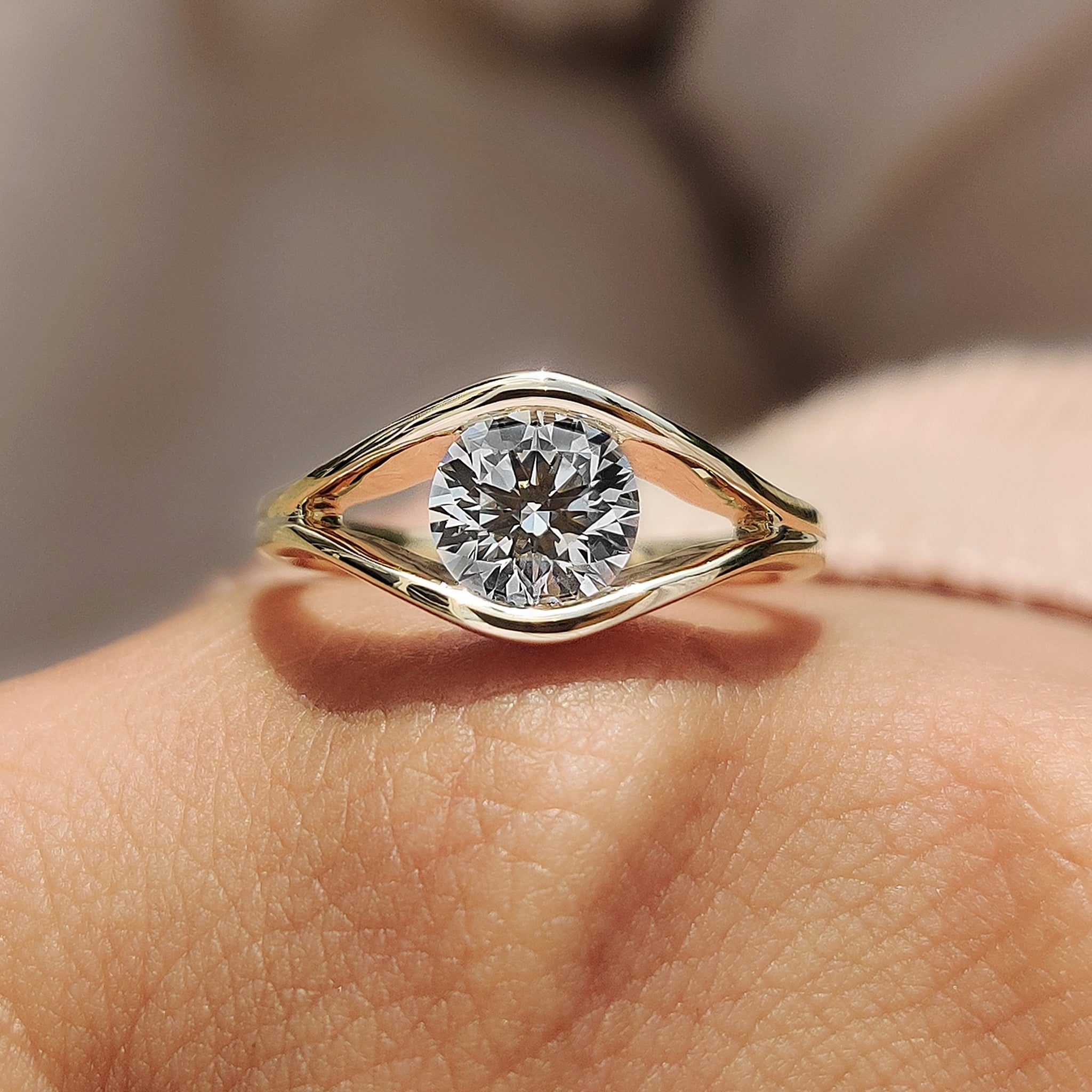 Stylish Split Shank Solitaire Diamond Engagement Ring Hauptbild