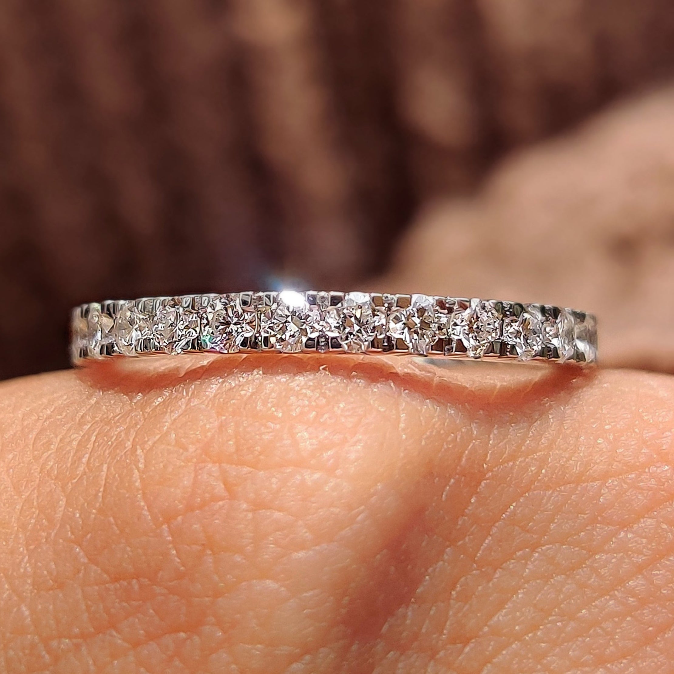 Round Cut Diamond White Gold Eternity Band Image principale du produit