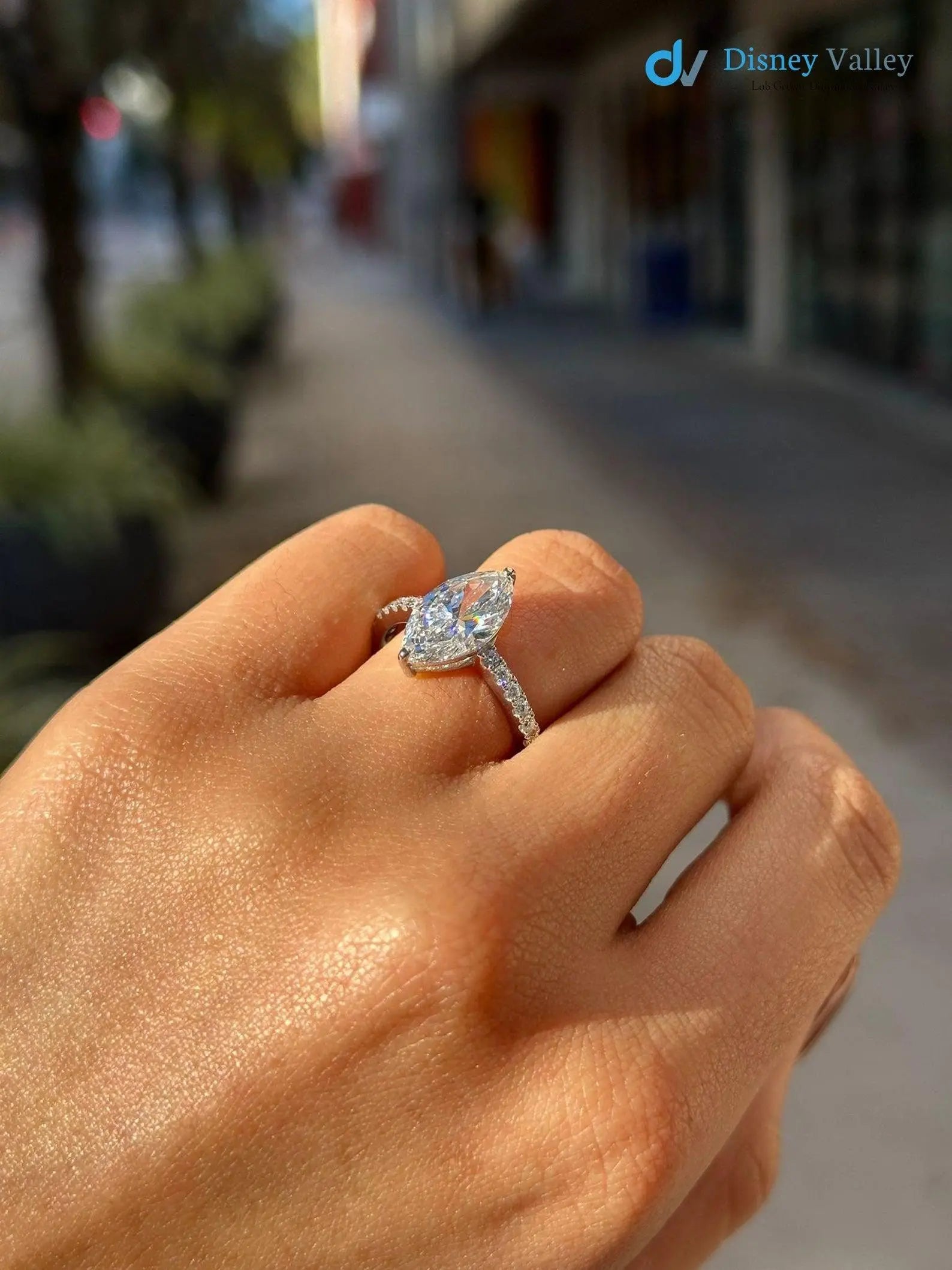 Gold Marquise Brilliant IGI Certified Lab Grown Diamond Engagement Ring - DisneyValley Immagine principale del prodotto