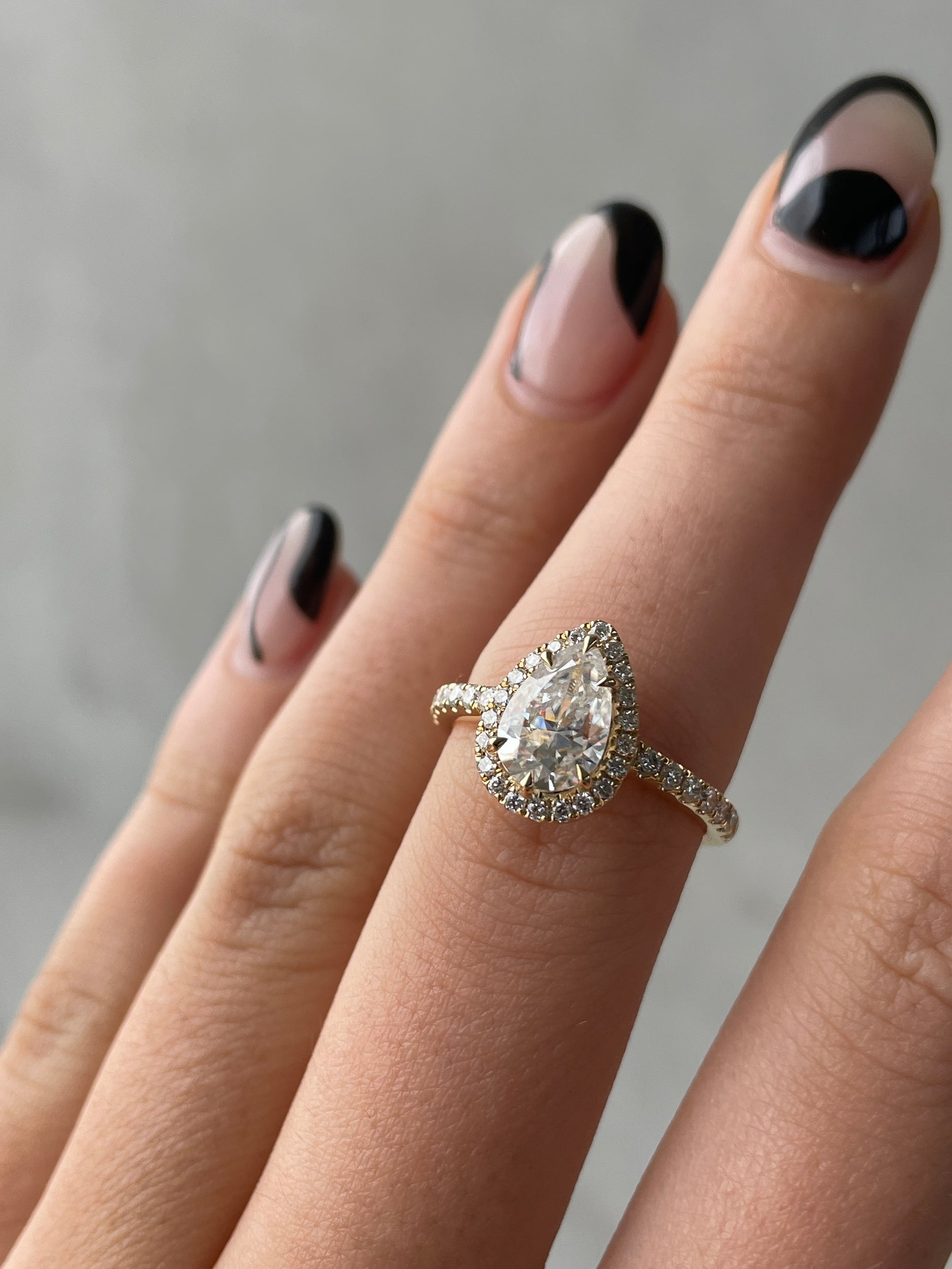 1.41-3.41 CT Pear Cut Lab Grown Diamond Halo & Pave Engagement Ring Imagen principal del producto