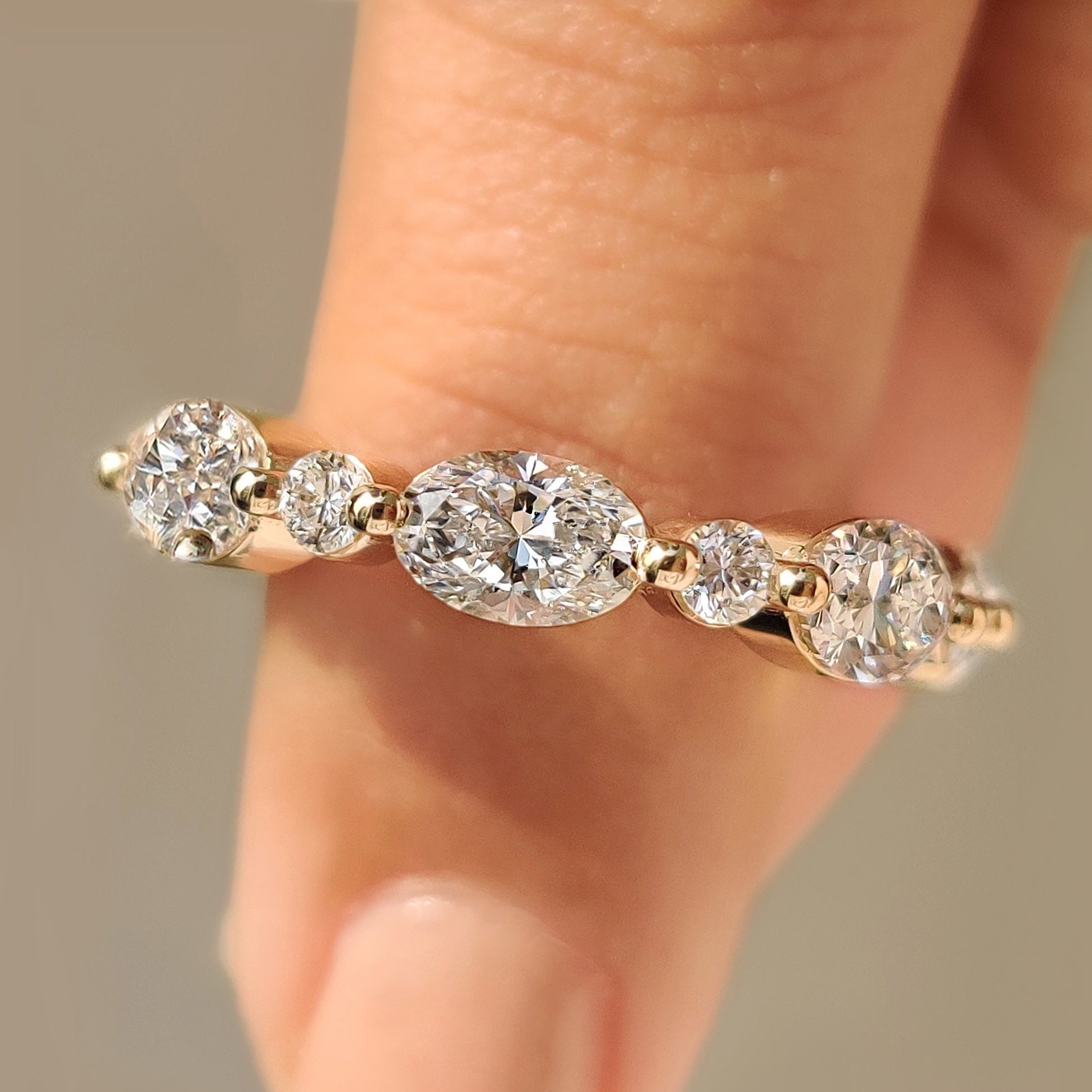 Round and Oval Cut Diamond Half Eternity Band Image principale du produit
