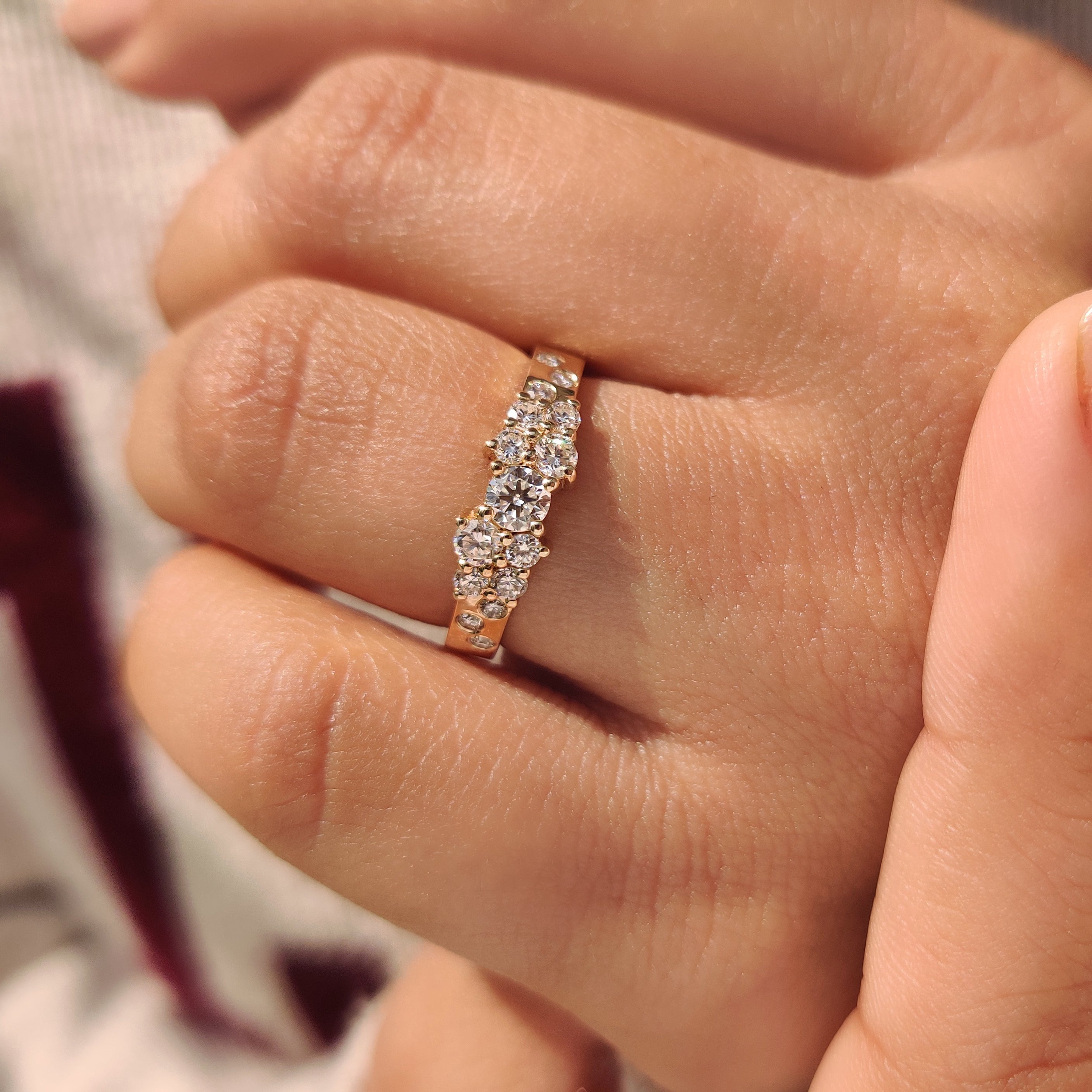 Round Diamond Band in Scattered Setting Image secondaire du produit
