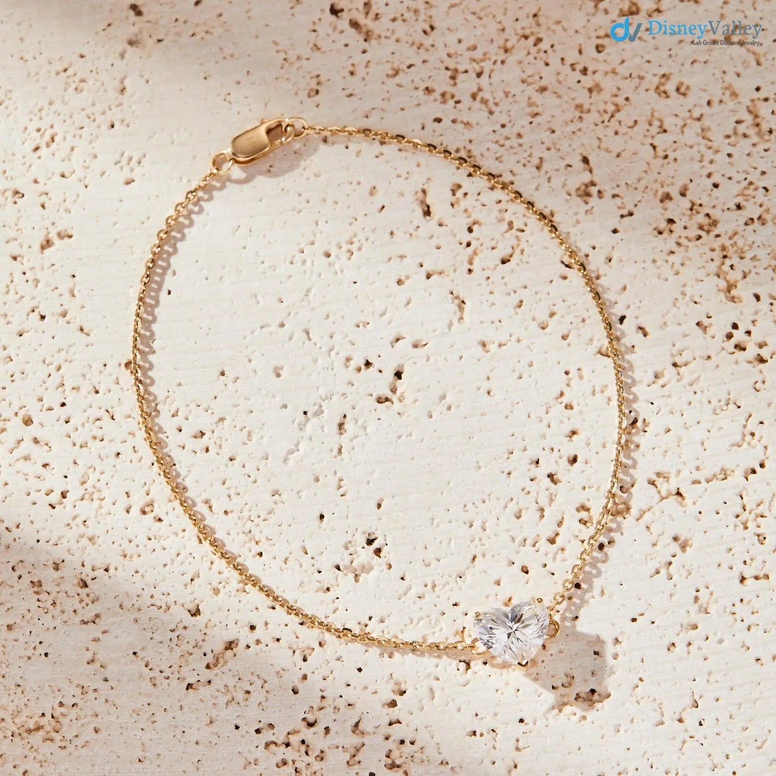 Heart Shaped Diamond Bracelet in Gold IGI Certified Minimalist Bracelet - DisneyValley Image principale du produit