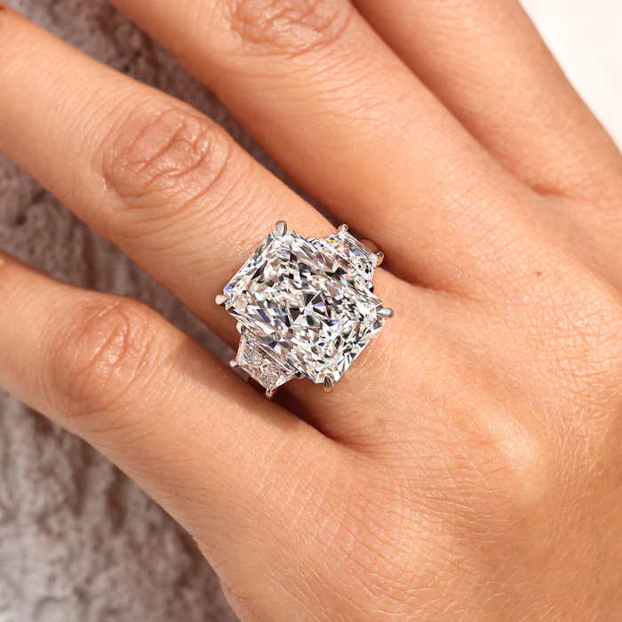 2 Carat Radiant Cut Diamond Ring with Trapezoid Side Stones Hauptbild