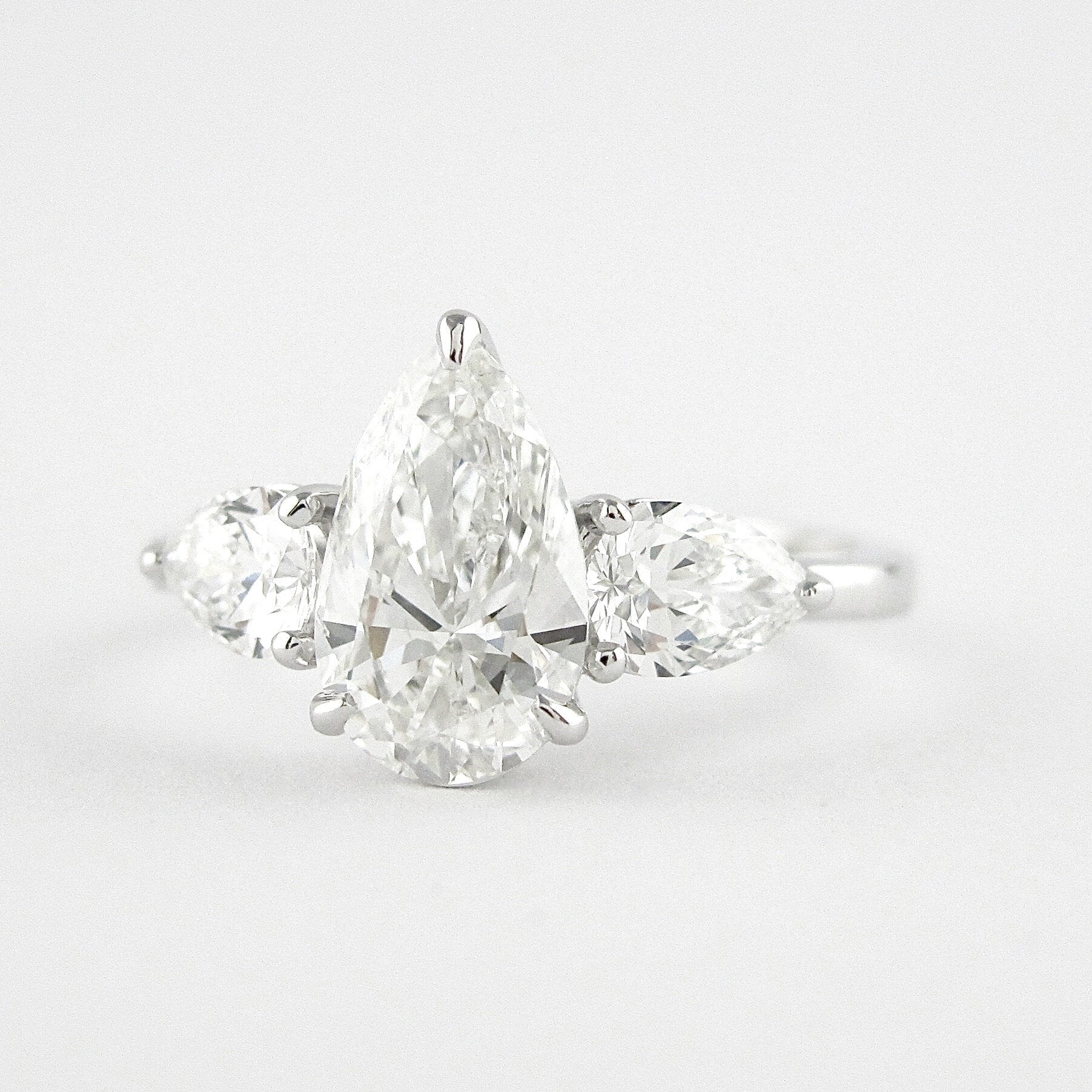 1.50 CT Pear Cut Moissanite 3 Stone Engagement Ring in 14K White Gold Imagen principal del producto