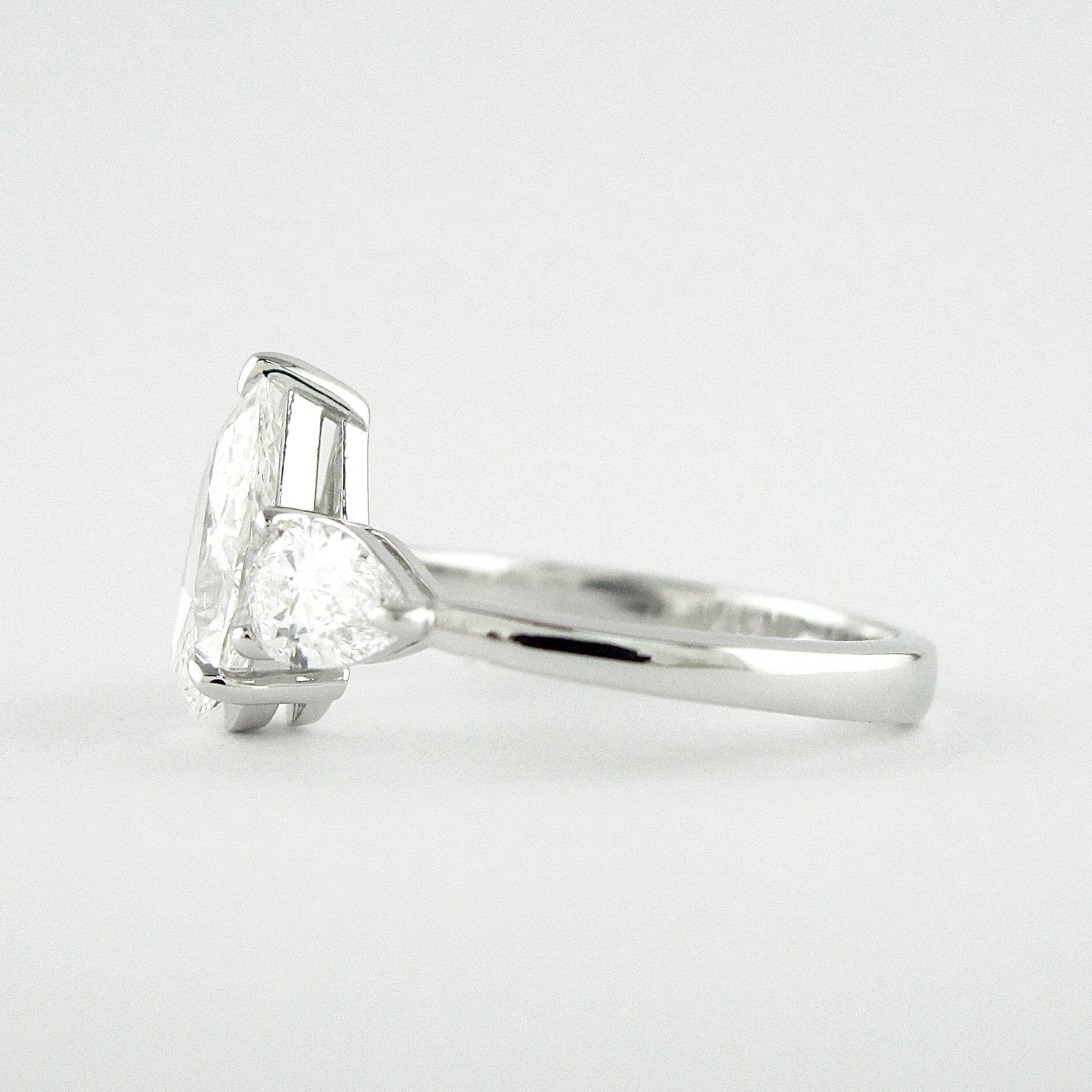 1.50 CT Pear Cut Moissanite 3 Stone Engagement Ring in 14K White Gold Imagen secundaria del producto