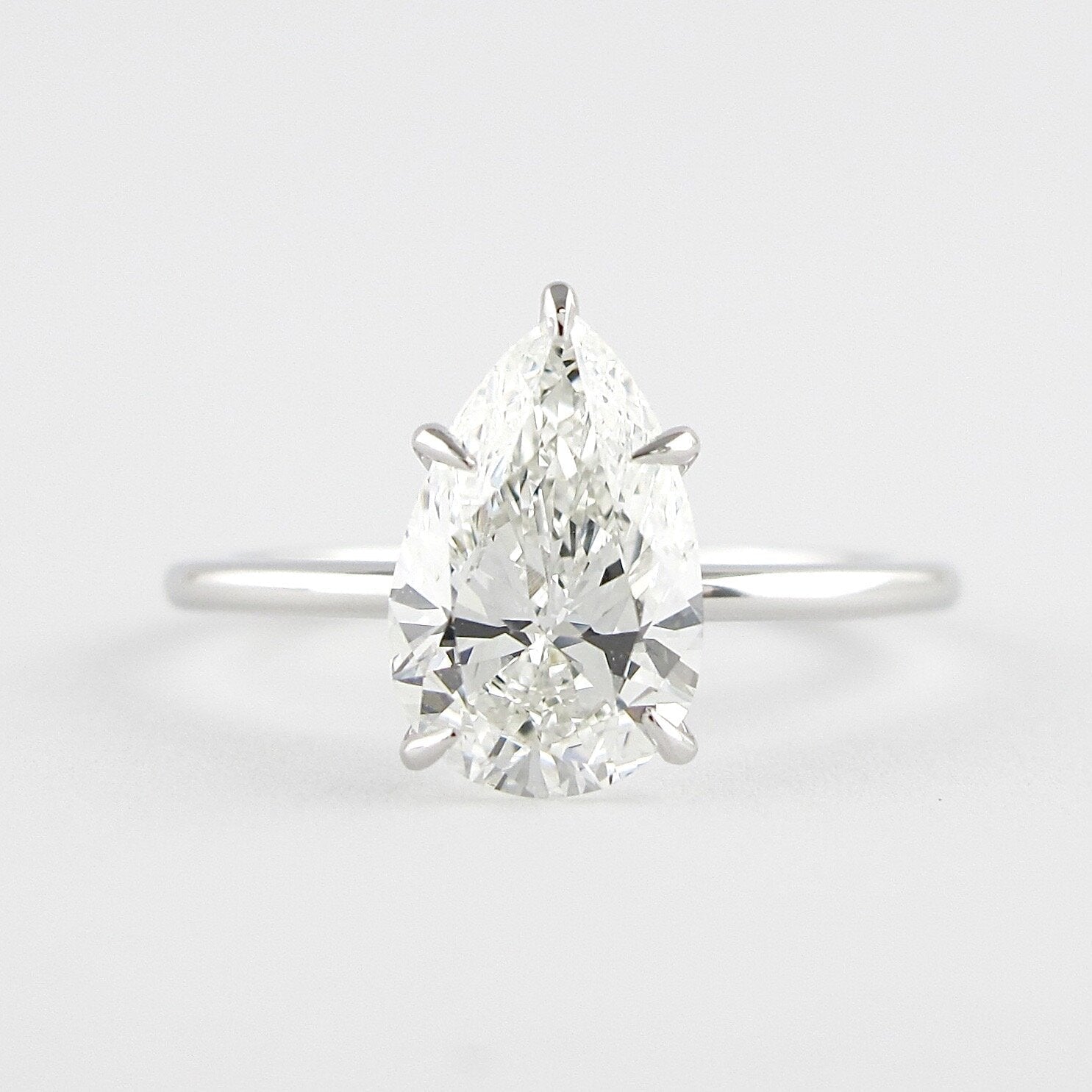 1.50 CT Pear Cut Solitaire Moissanite Engagement Ring Imagen principal del producto
