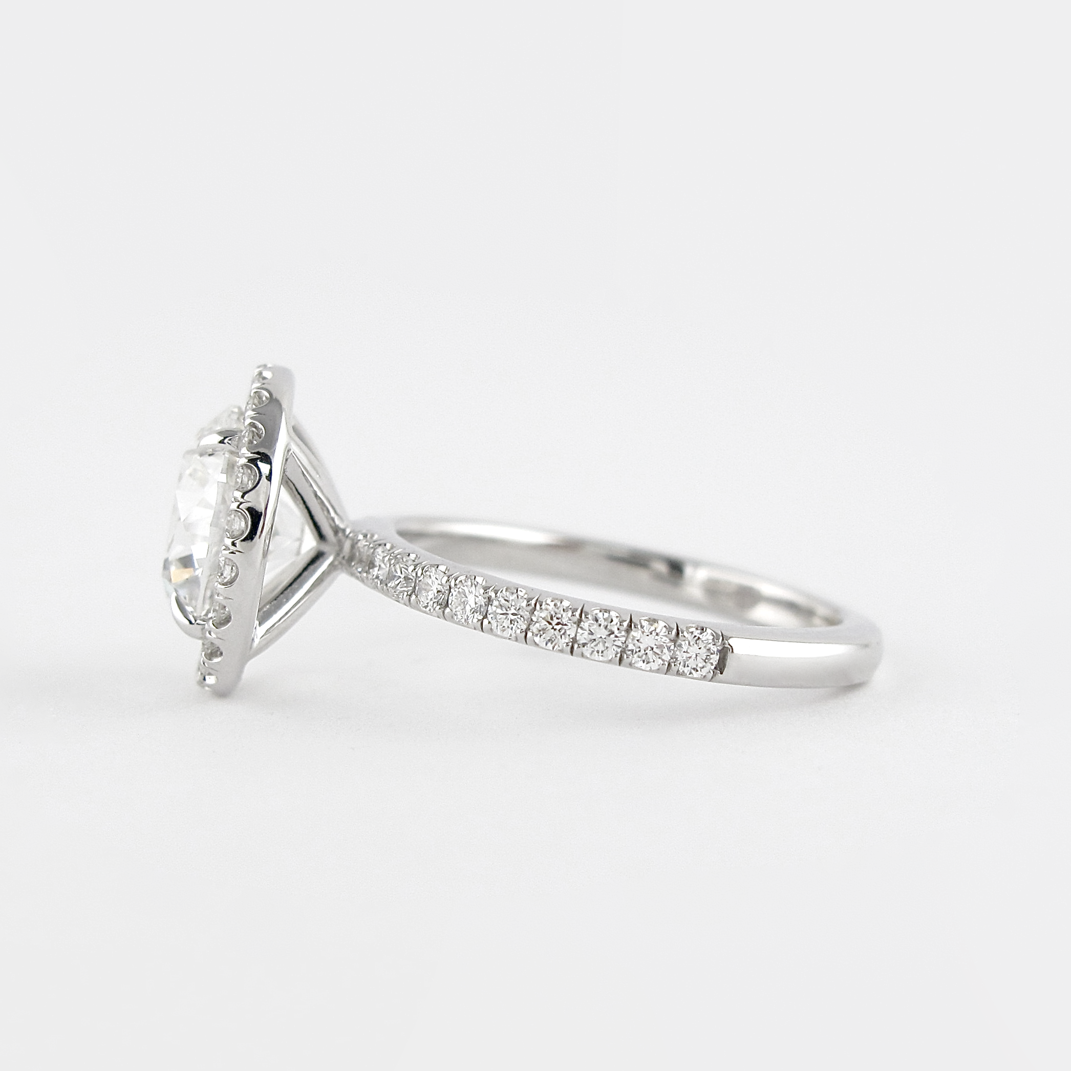 1.0 CT Round Cut Moissanite Halo Setting Engagement Ring