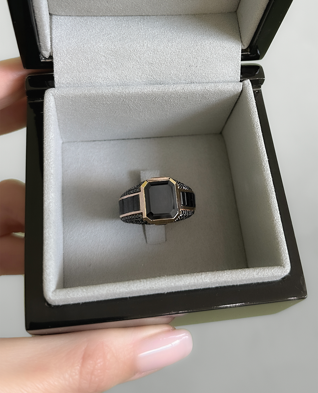 ROCHESTER Gold Signet Ring with 11.30ct Black Diamonds