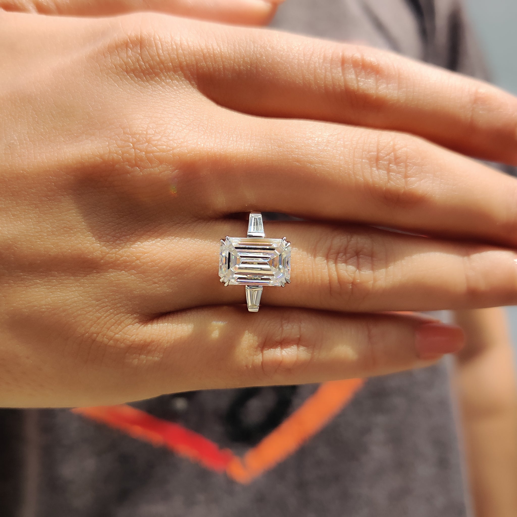 Emerald Cut Engagement Ring With Double Prong Immagine secondaria del prodotto