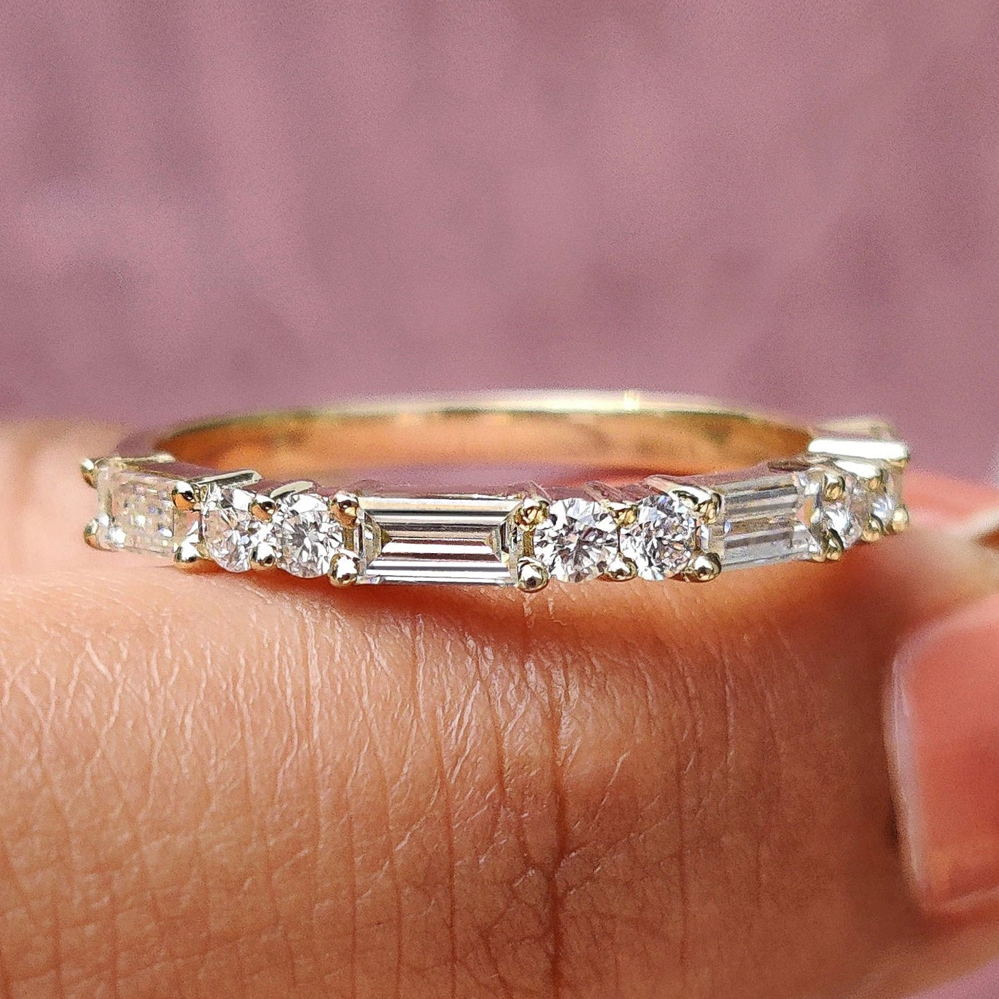 Half Eternity Wedding Band with Baguette Cut Stones Imagen principal del producto