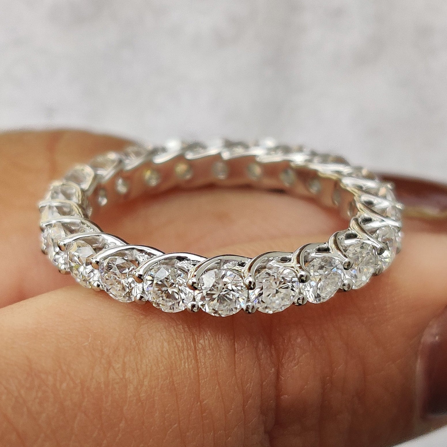 Round Moissanite Eternity Band White Gold Hauptbild