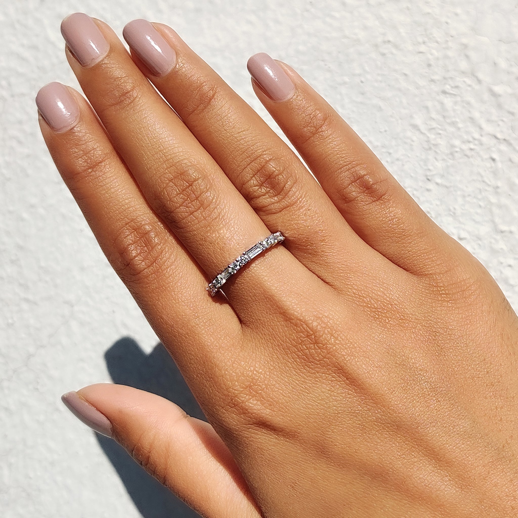 Half Eternity Baguette Wedding Band Imagen secundaria del producto
