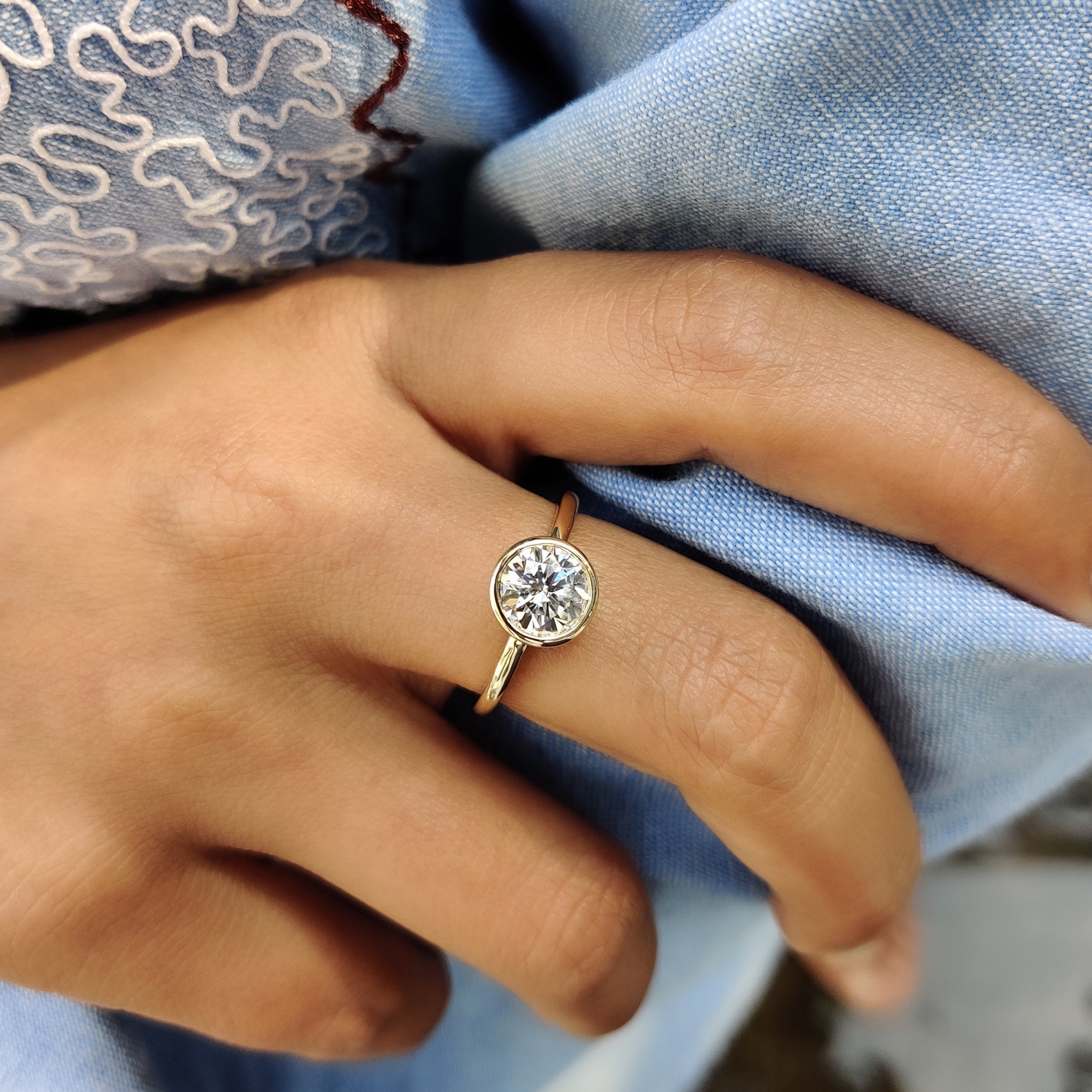 Round Cut Ring In Bezel Setting Immagine secondaria del prodotto