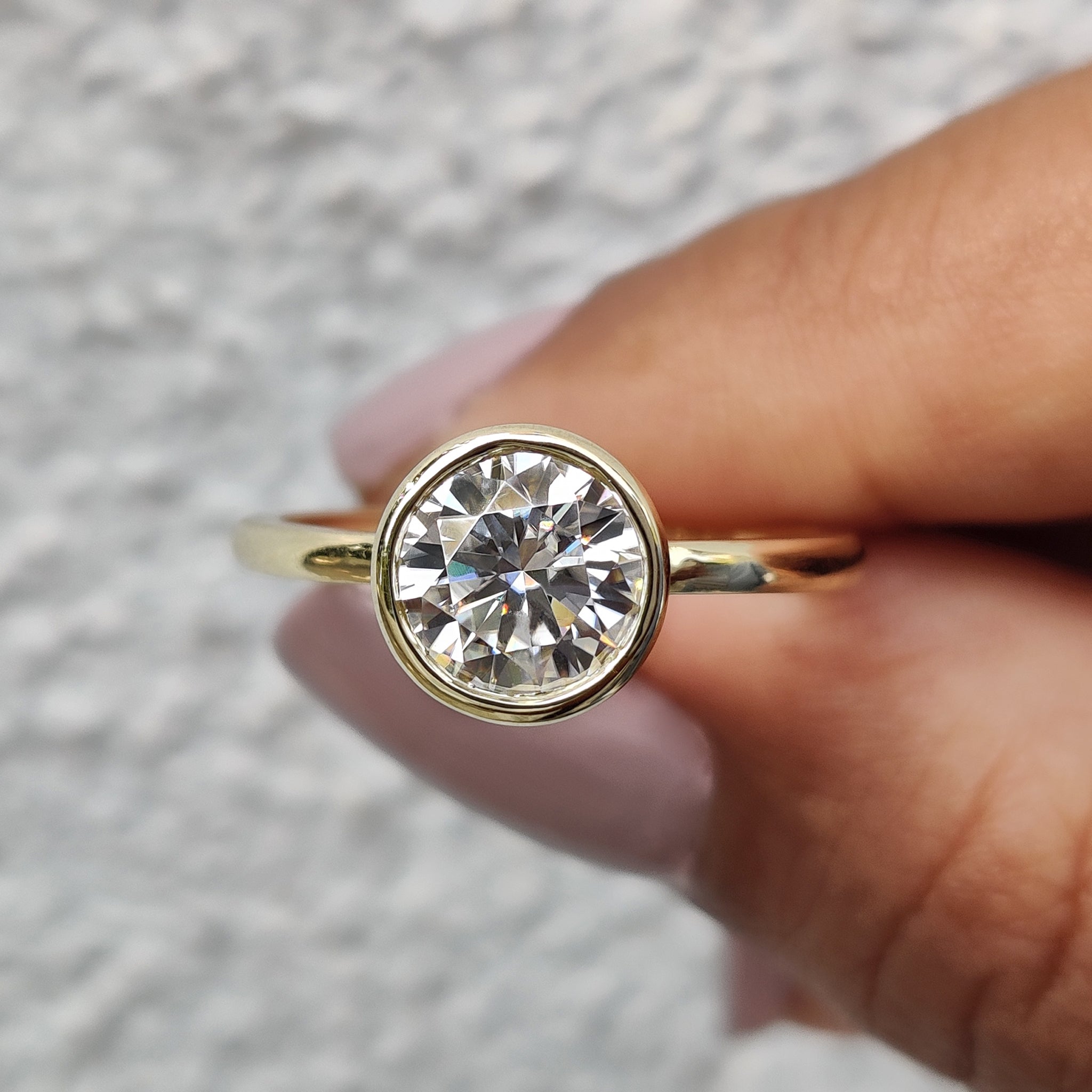 Round Cut Ring In Bezel Setting Immagine principale del prodotto