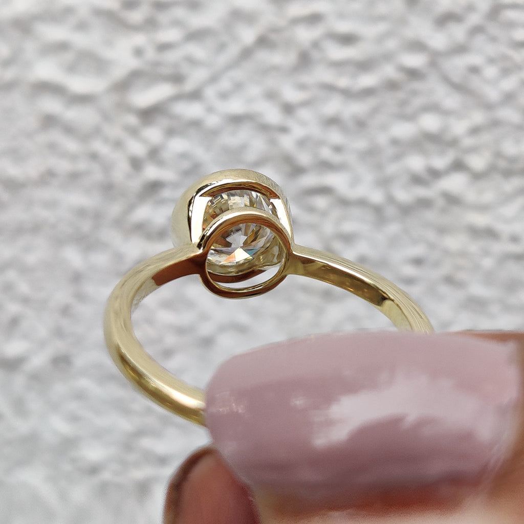 Round Cut Ring In Bezel Setting