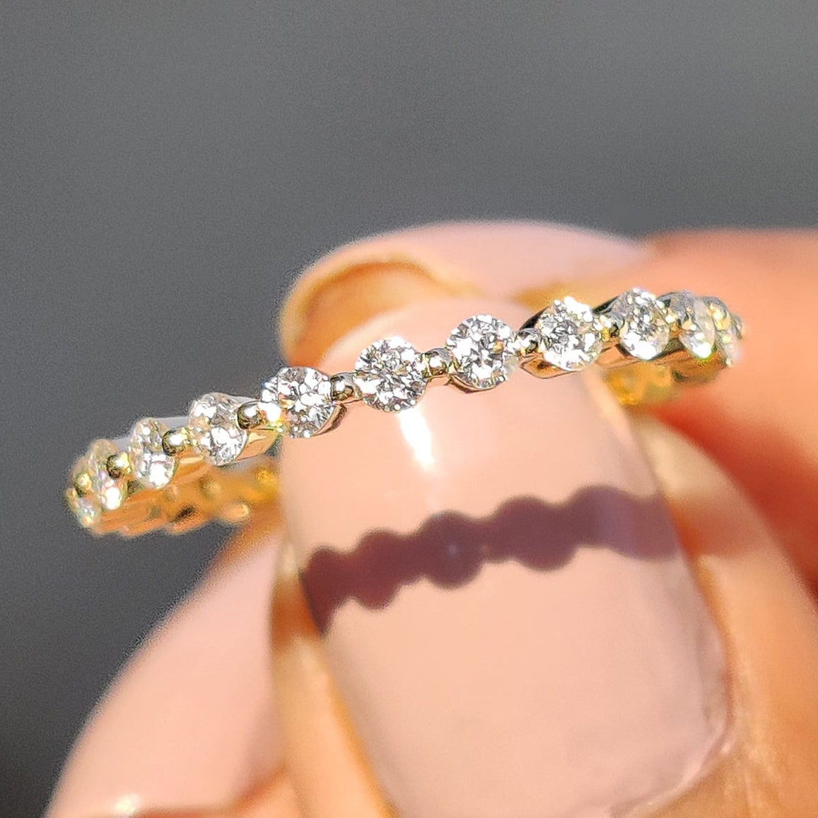 Round Moissanite Yellow Gold Eternity Band Image principale du produit