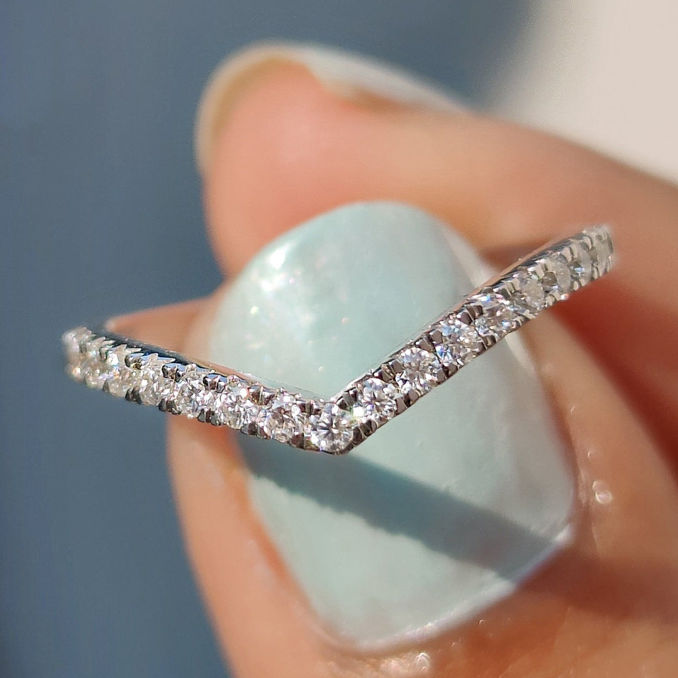 Round Moissanite V Shaped Wedding Band Immagine principale del prodotto