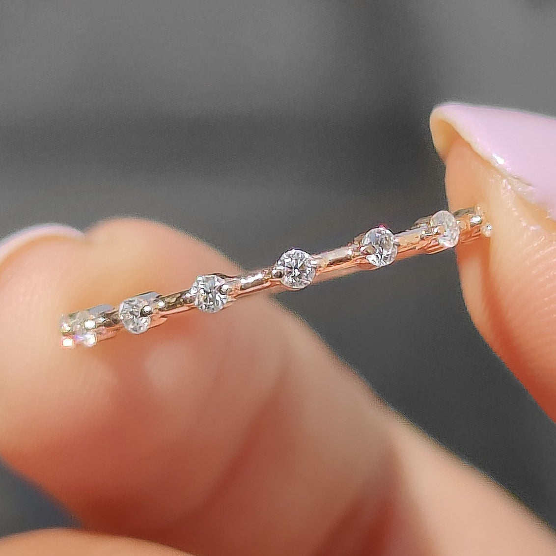 Round Moissanite Rose Gold Wedding Band Hauptbild