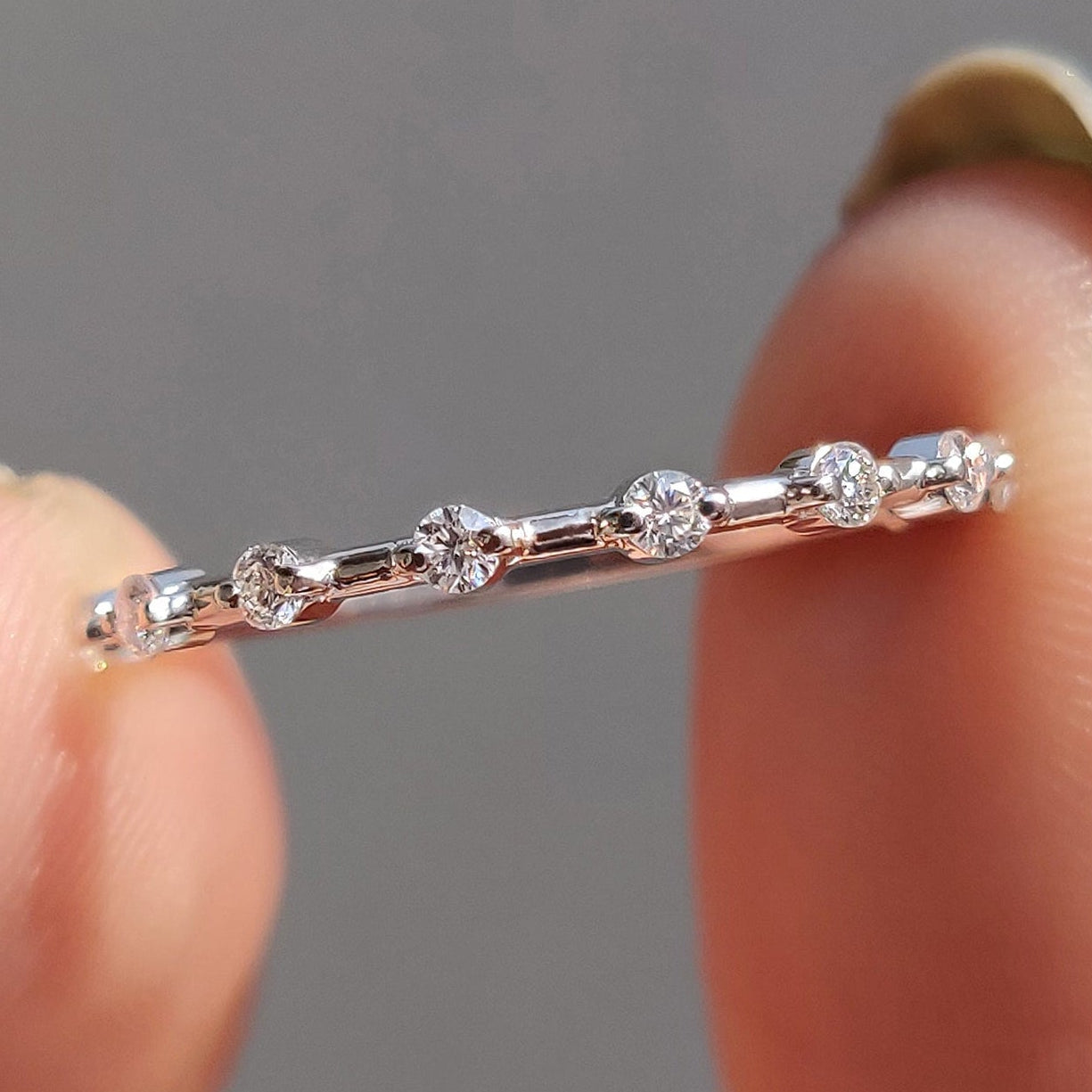 Round Moissanite Wedding Band In Distance Pave Setting Immagine principale del prodotto