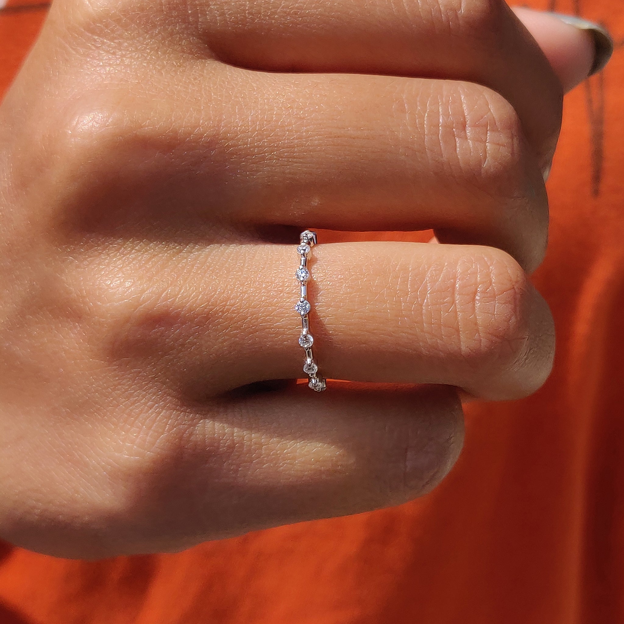 Round Moissanite Wedding Band In Distance Pave Setting Immagine secondaria del prodotto