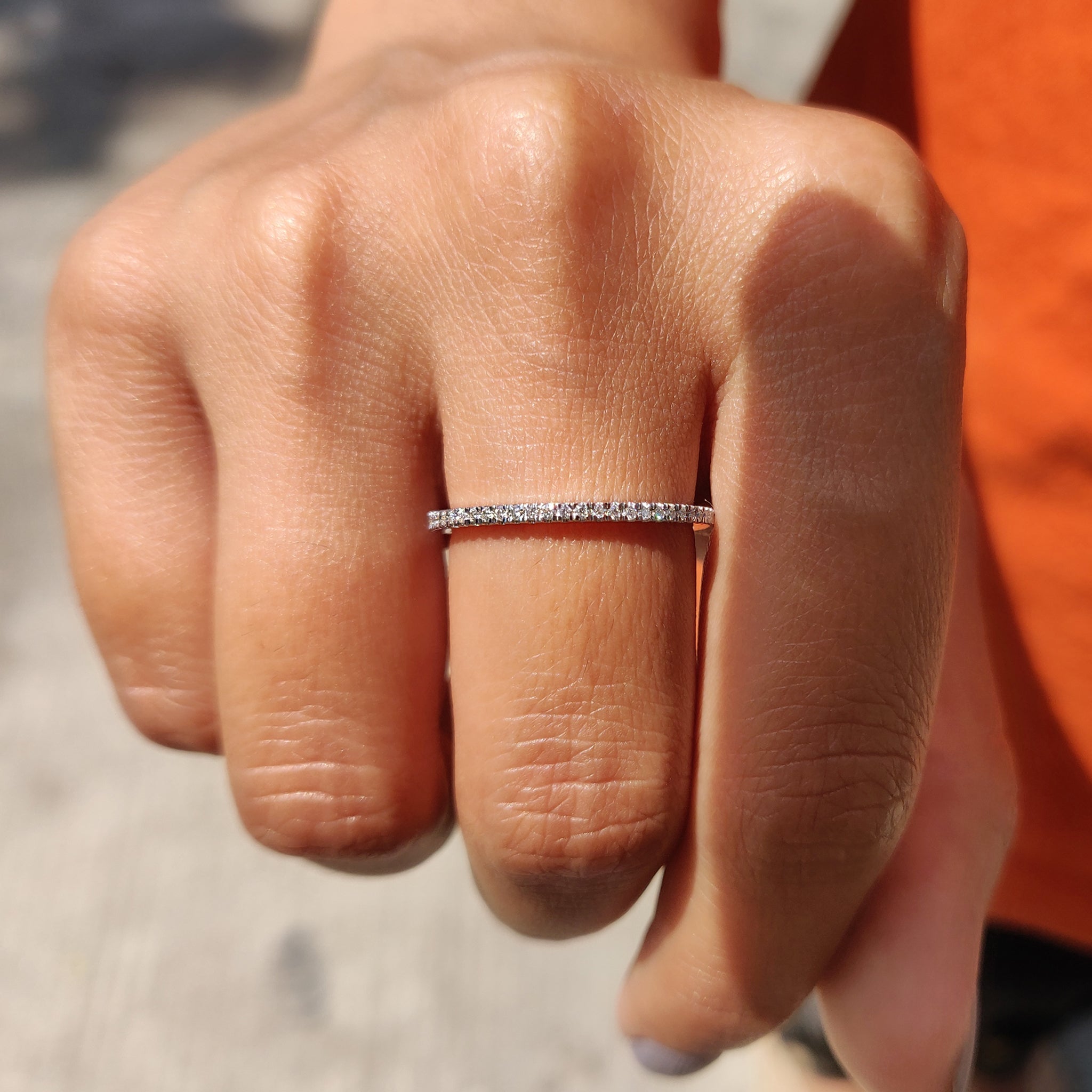 Round Moissanite White Gold Eternity Band Immagine secondaria del prodotto