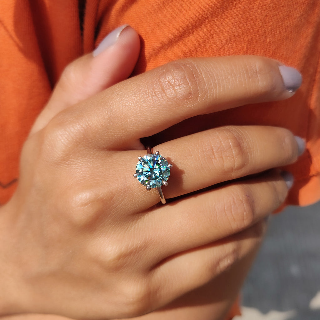 Round Cut Engagement Ring In Solitaire Style