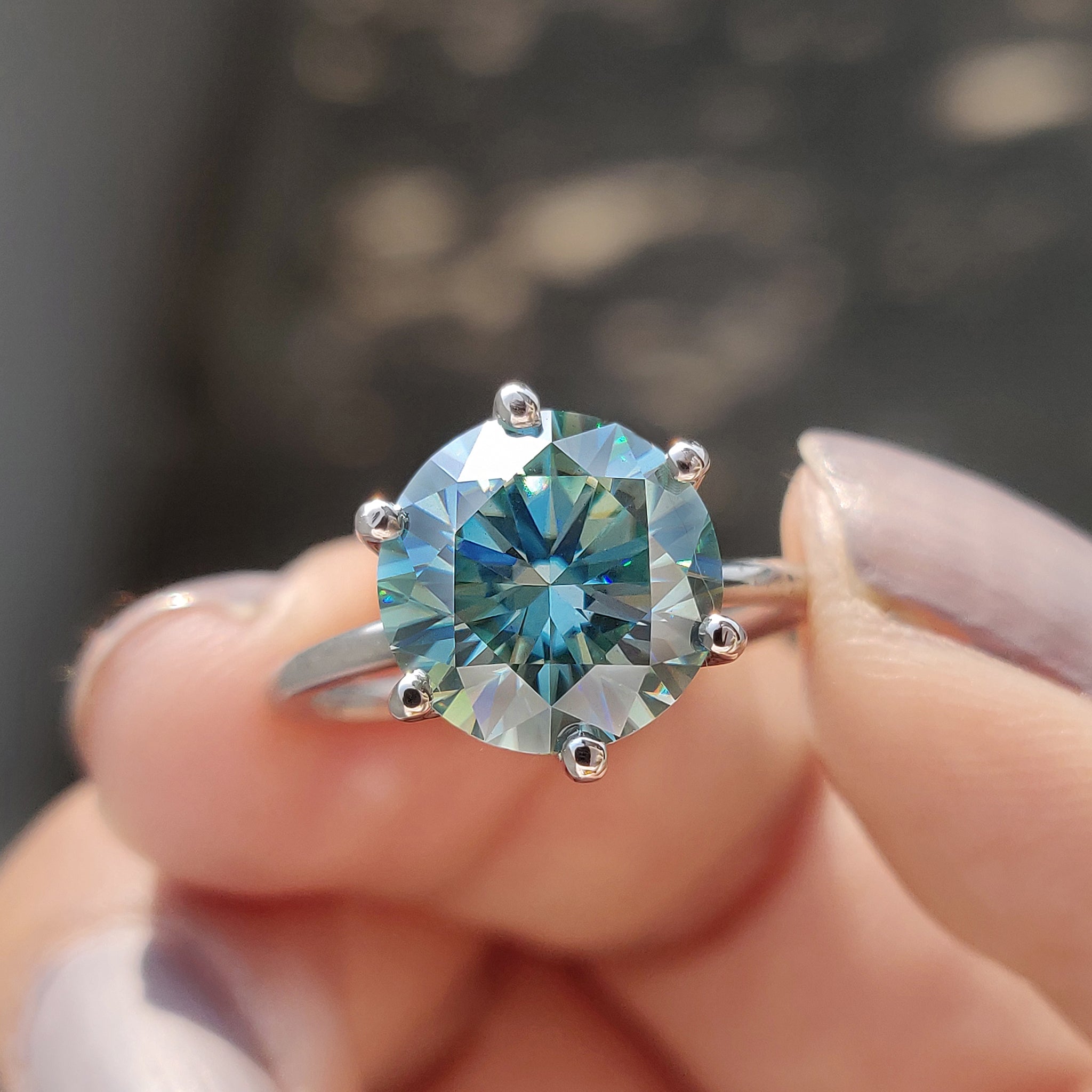 Round Cut Engagement Ring In Solitaire Style Immagine principale del prodotto