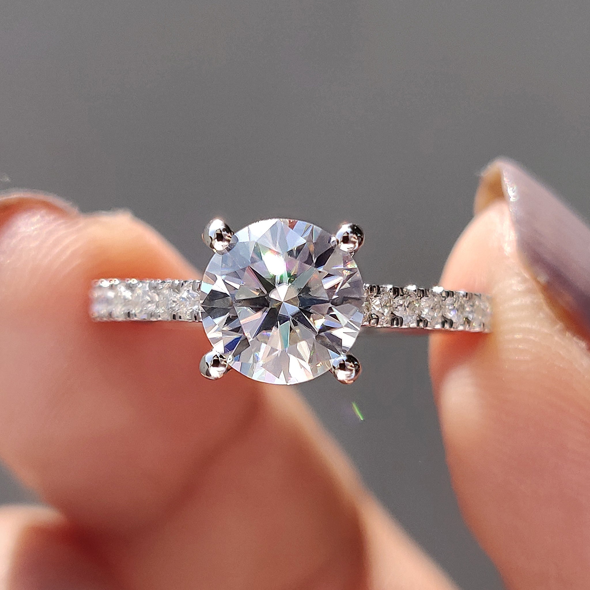 Round Cut Moissanite Cathedral Setting Ring Immagine principale del prodotto