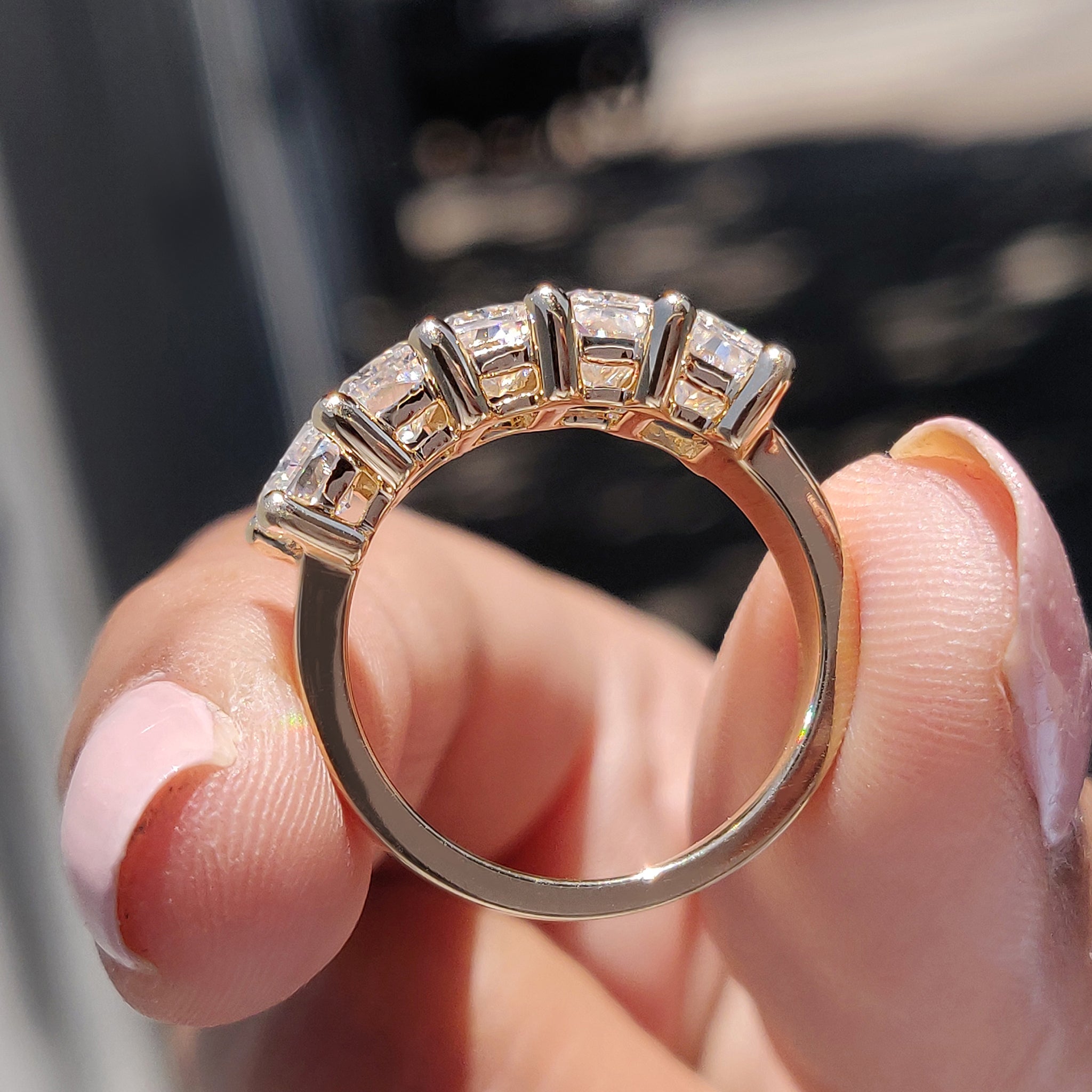 Radiant Cut 5 Stone Wedding Band Image secondaire du produit