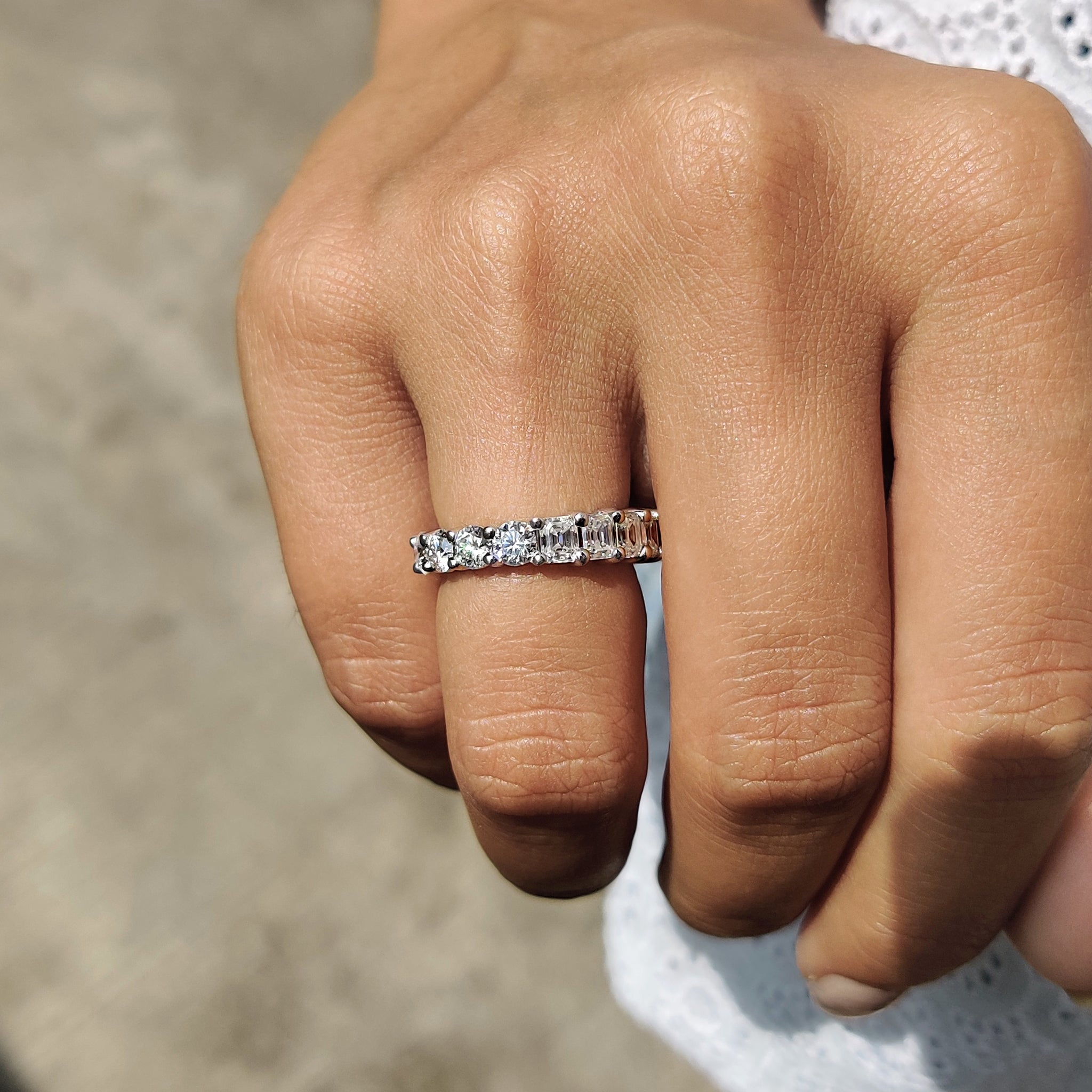 Emerald and Round Wedding Band With Double Style Eternity Imagen secundaria del producto