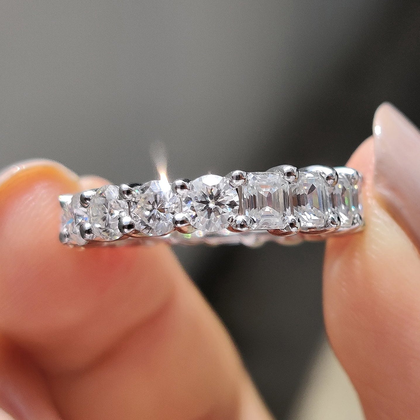 Emerald and Round Wedding Band With Double Style Eternity Imagen principal del producto