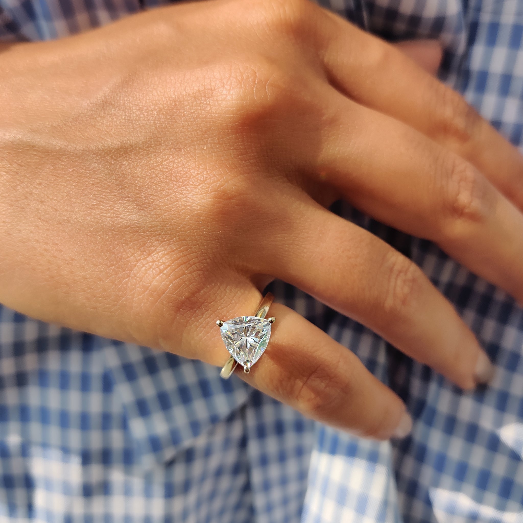 Trillion Cut Moissanite Solitaire Ring Zweitbild